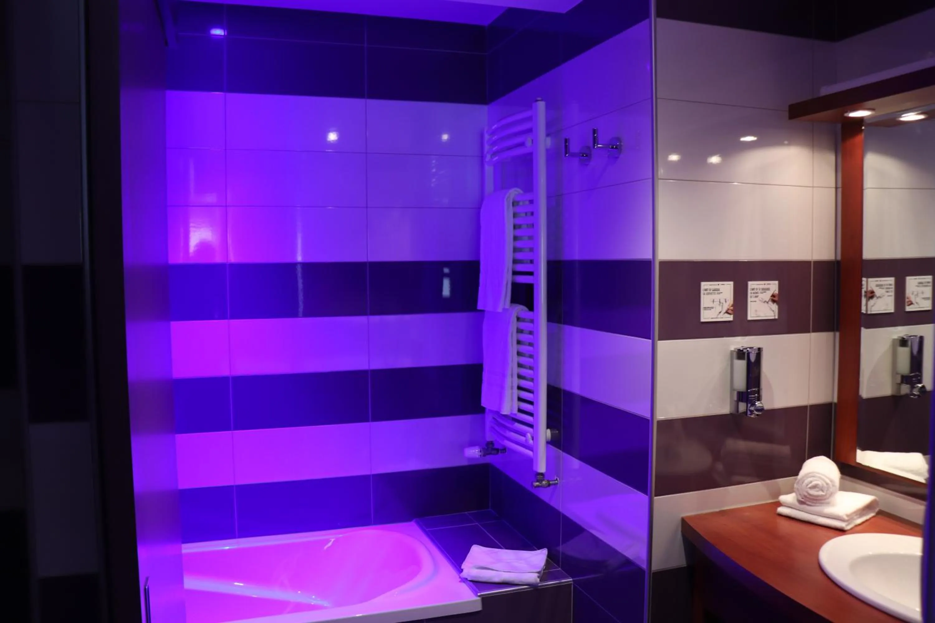 Bathroom in The Originals City - Hôtel Saint-Martial, Limoges Centre