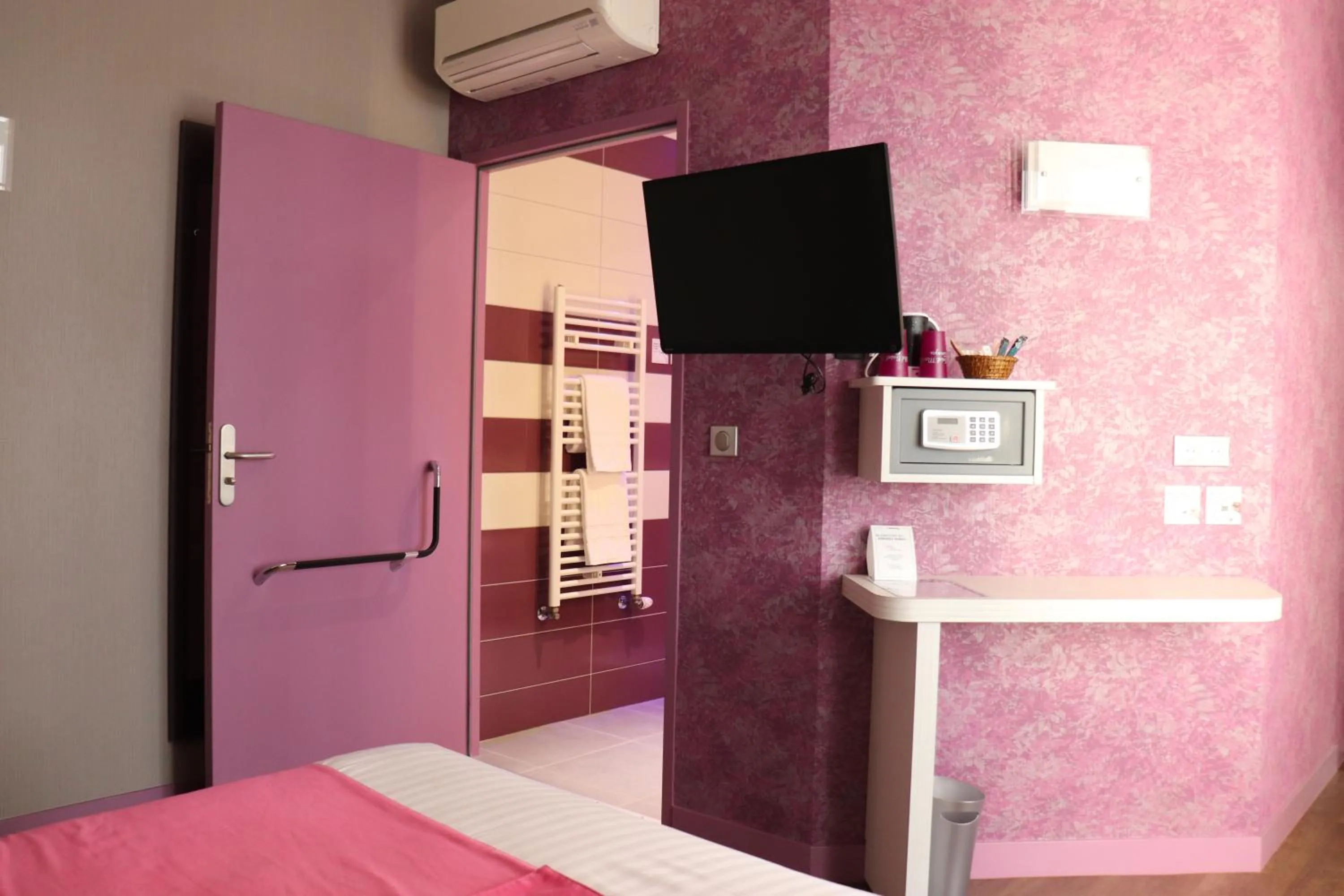 TV and multimedia in The Originals City - Hôtel Saint-Martial, Limoges Centre