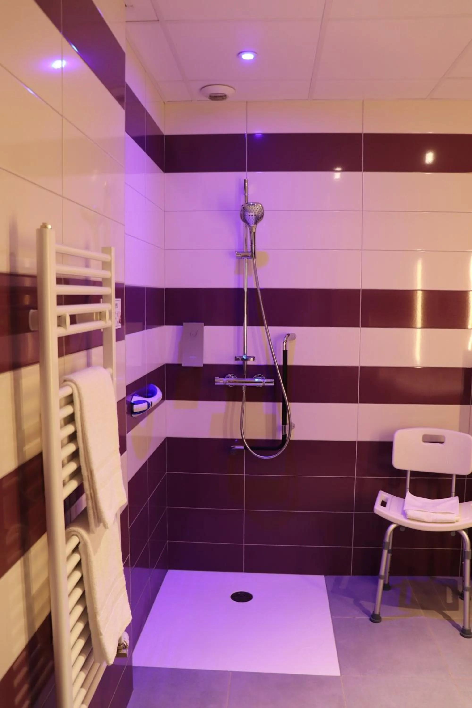 Shower in The Originals City - Hôtel Saint-Martial, Limoges Centre