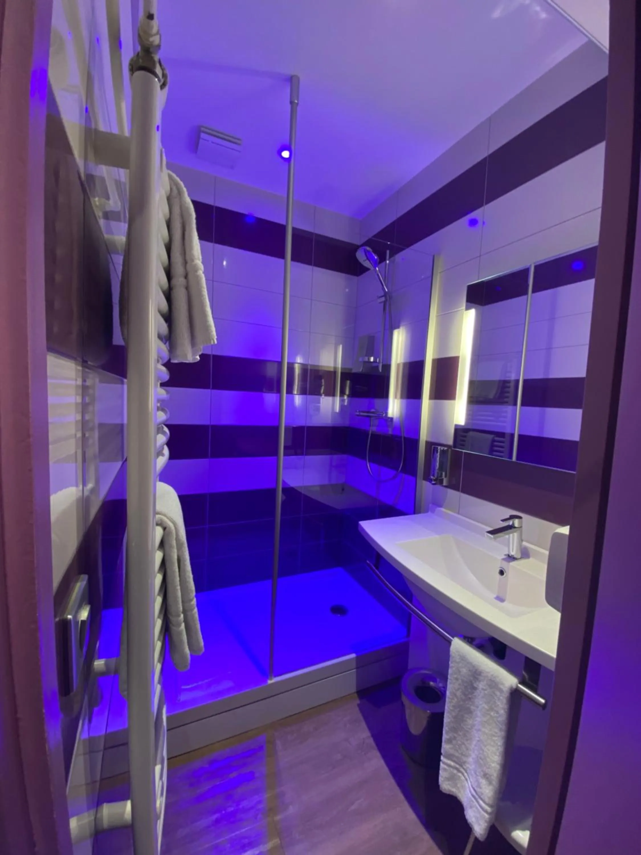 Shower in The Originals City - Hôtel Saint-Martial, Limoges Centre