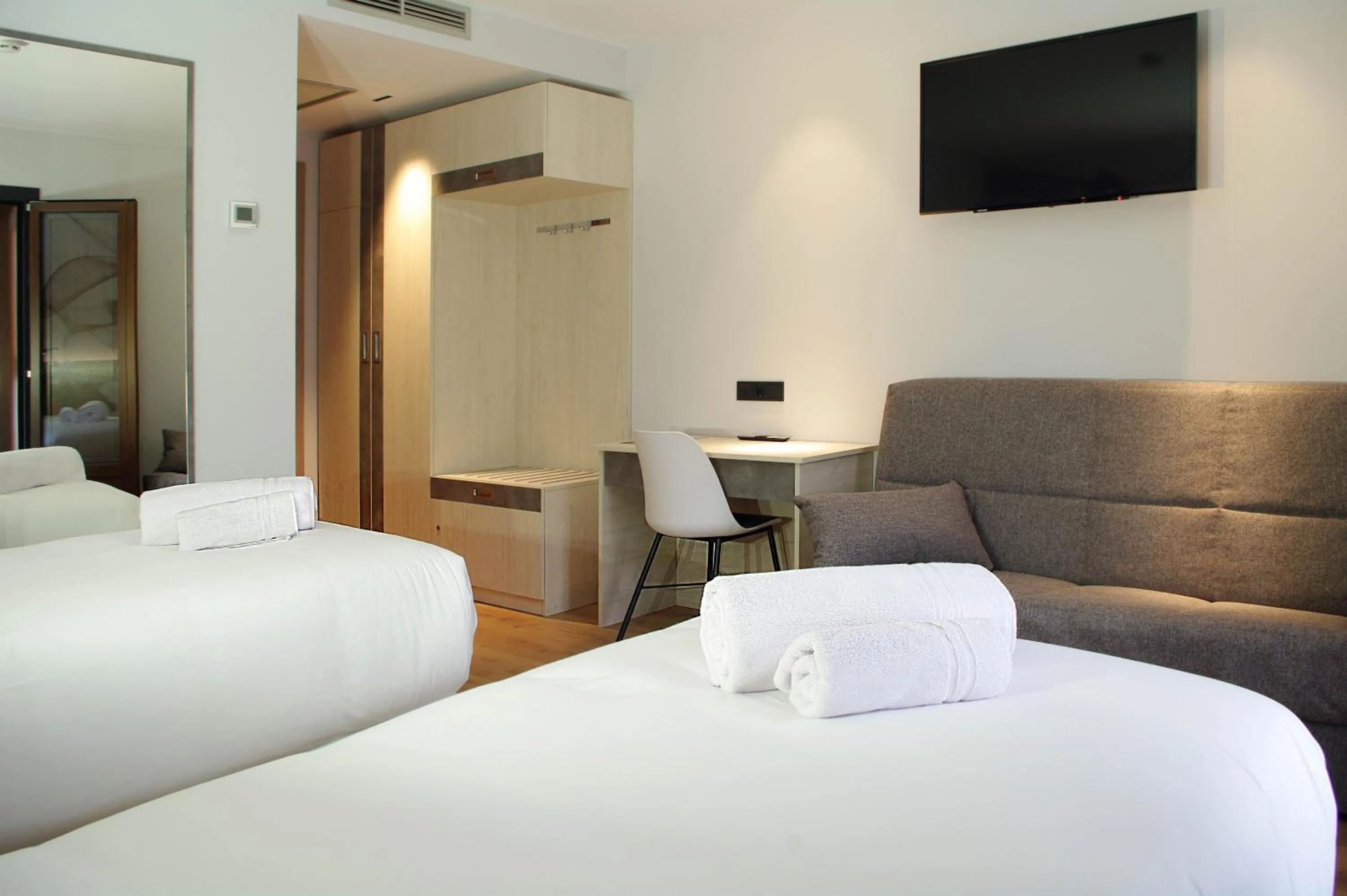 Communal lounge/ TV room, Bed in Hotel NERU con Encanto