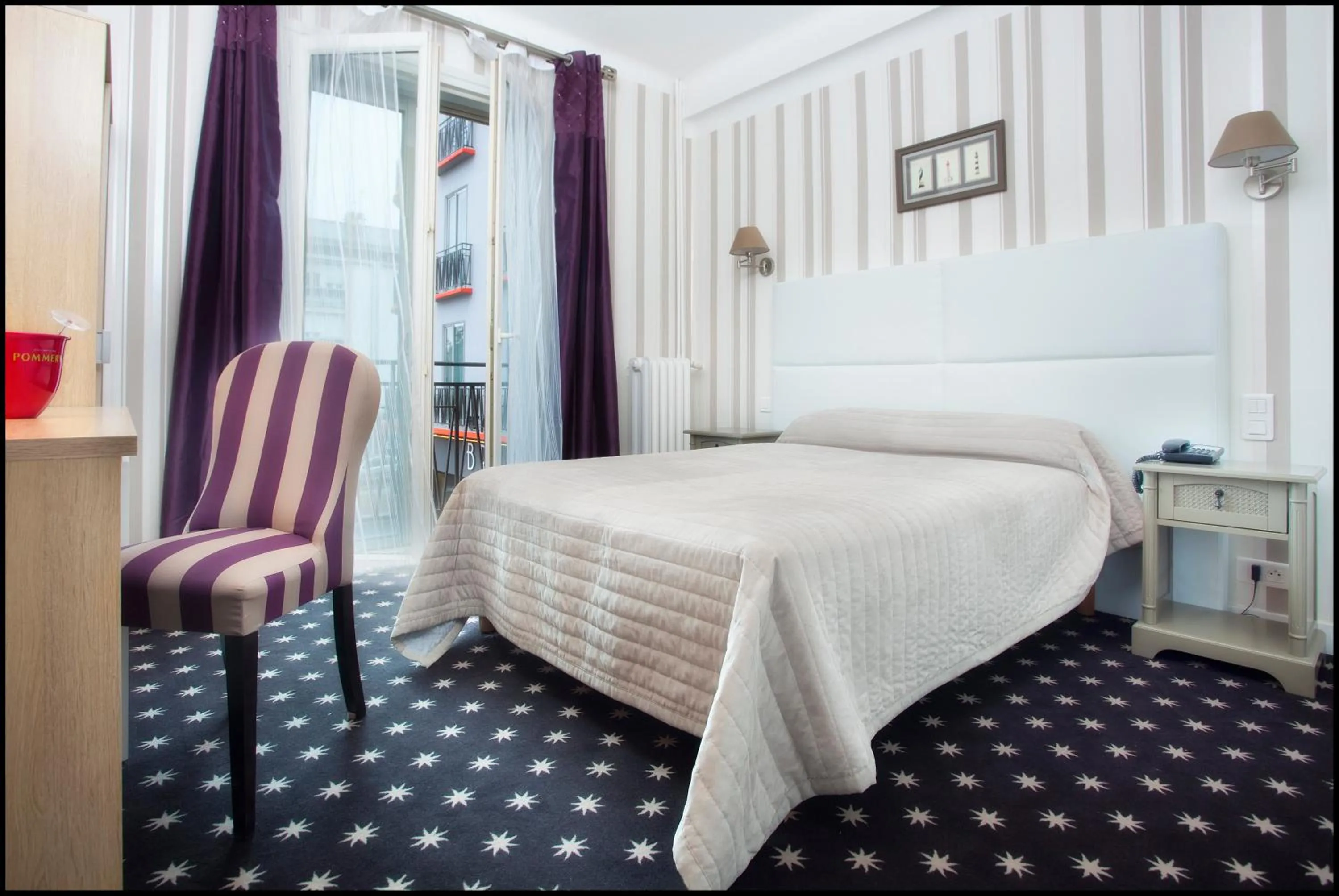 Bedroom, Bed in Hotel Le Berry Saint-Nazaire