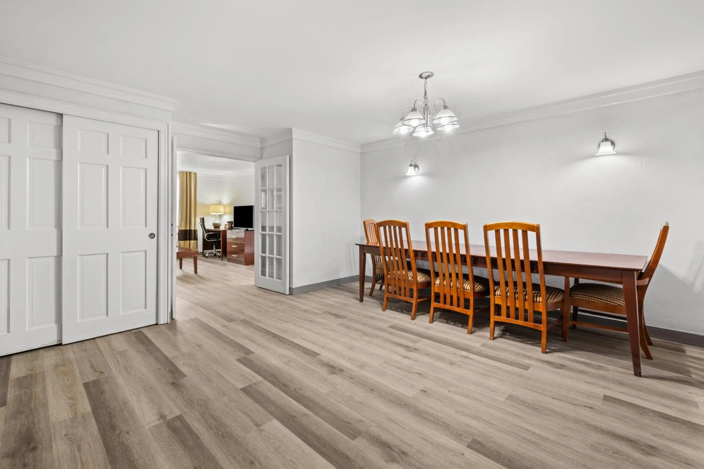 Dining area in Comfort Suites Near Casinos