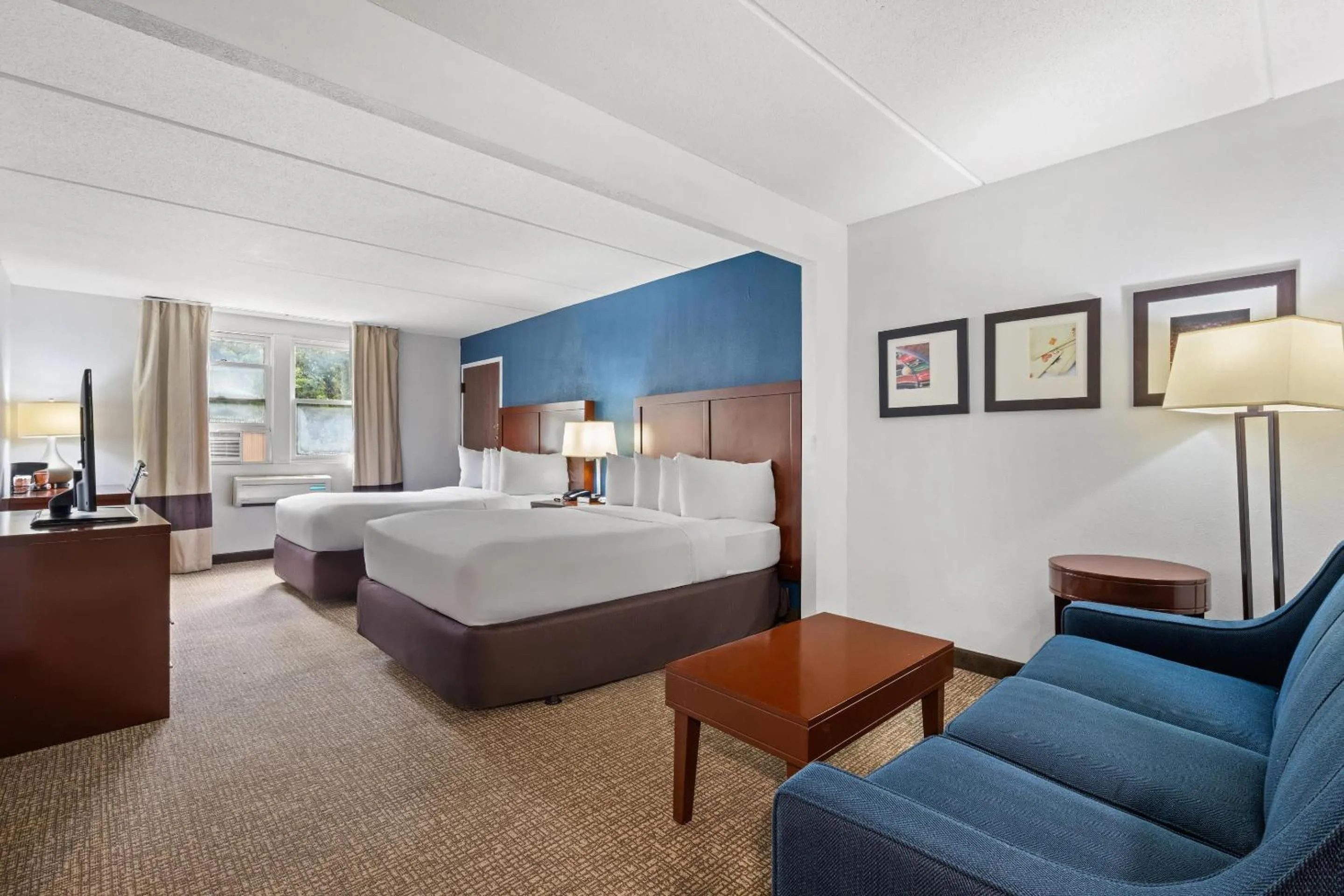 Bedroom, Bed in Comfort Suites Near Casinos