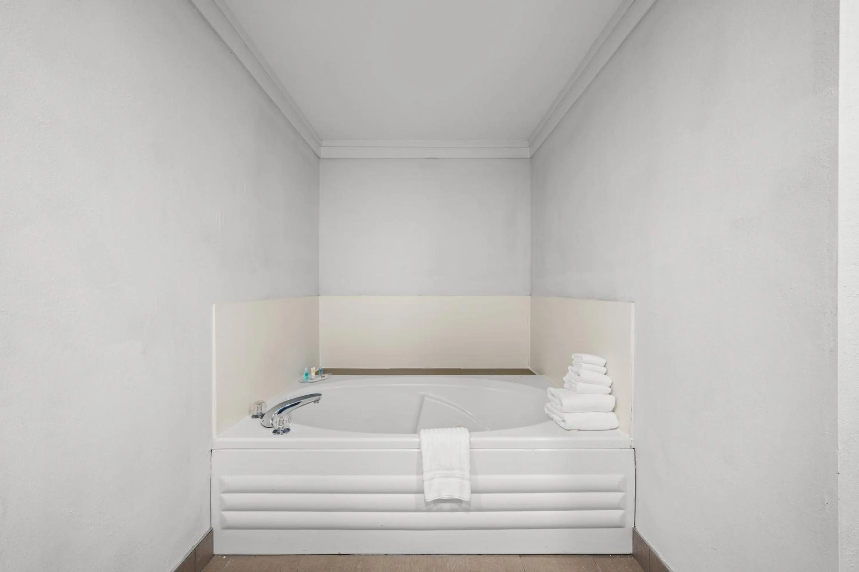 Hot Tub, Bed in Comfort Suites Near Casinos