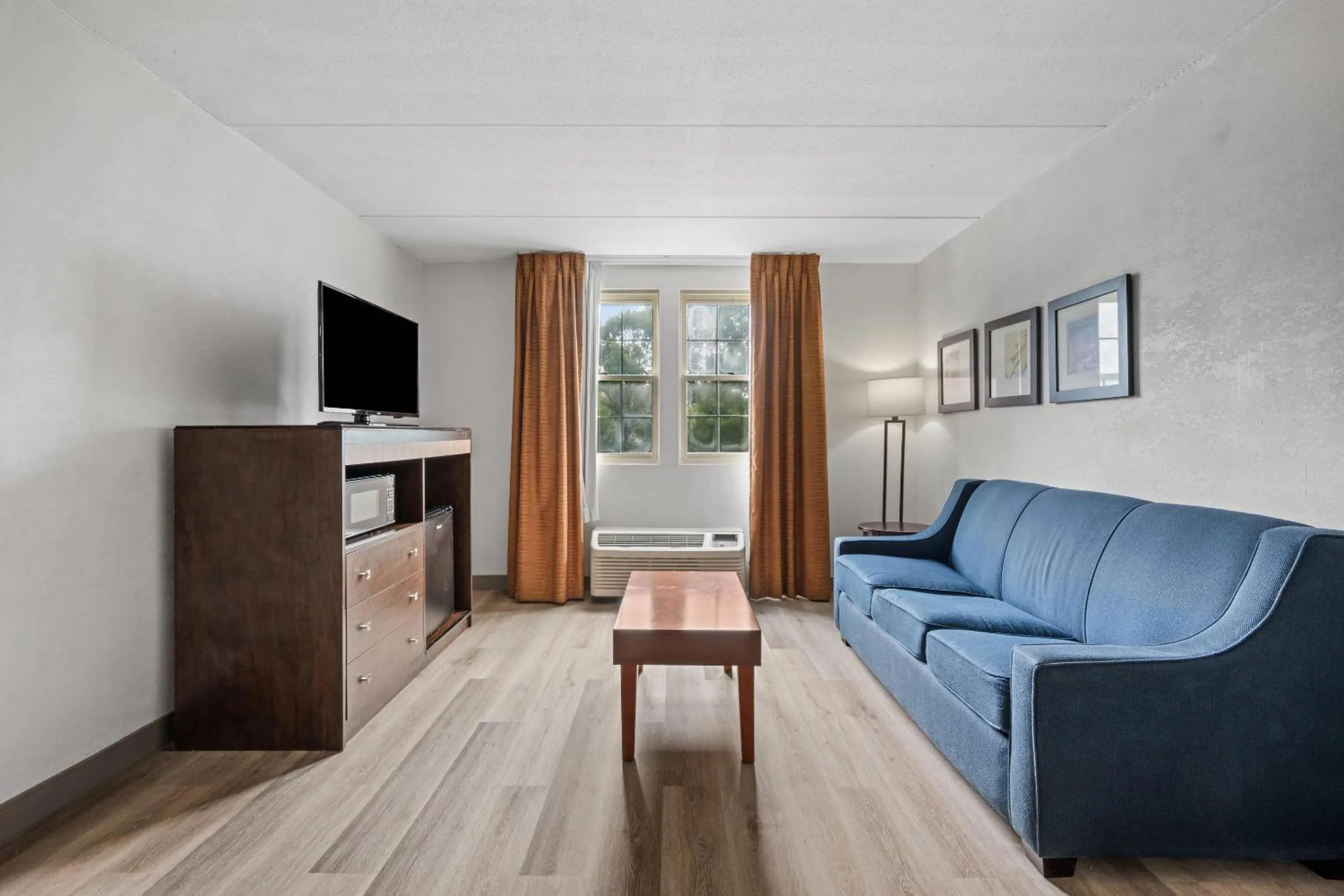 Bedroom in Comfort Suites Near Casinos