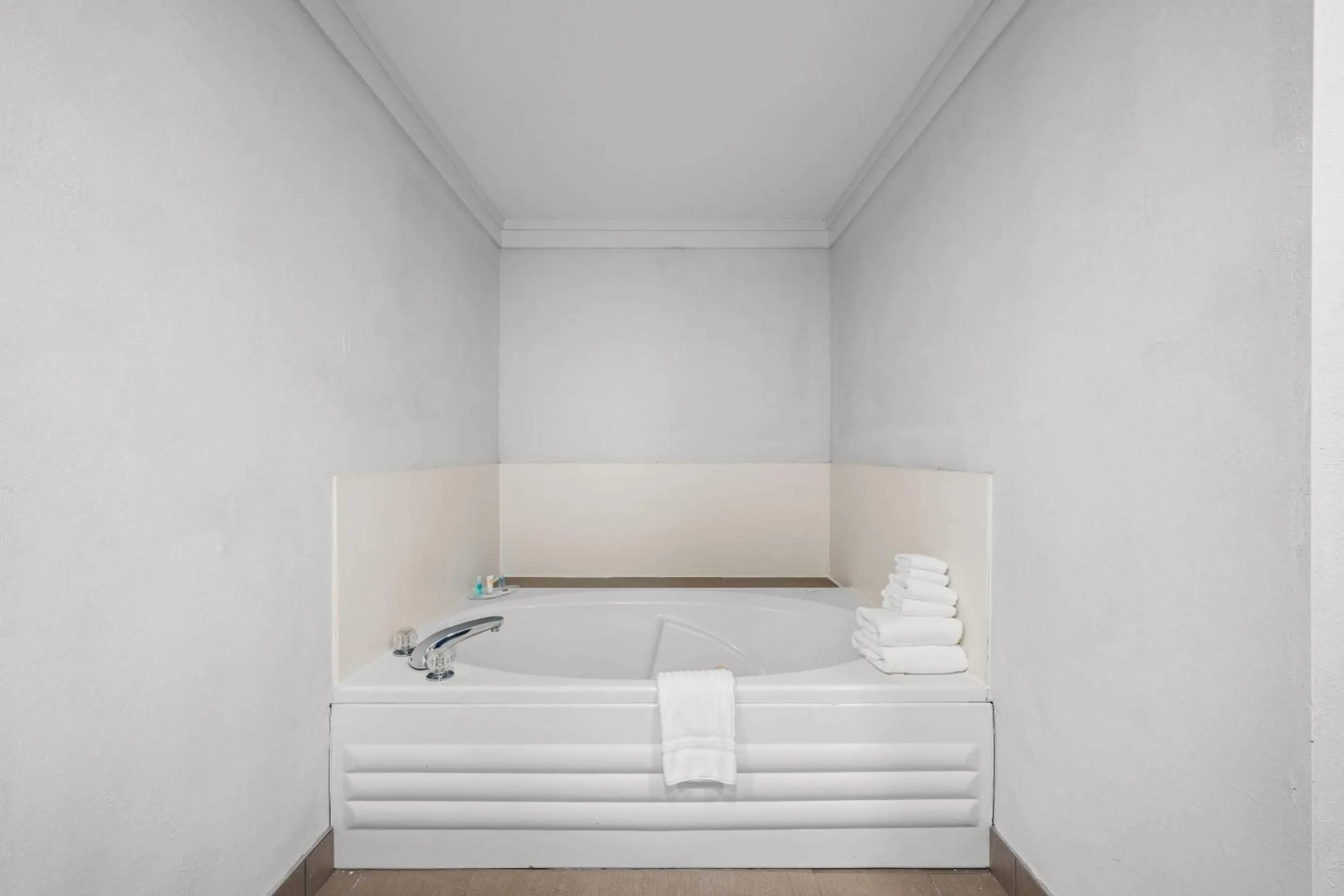 Bedroom, Bed in Comfort Suites Near Casinos