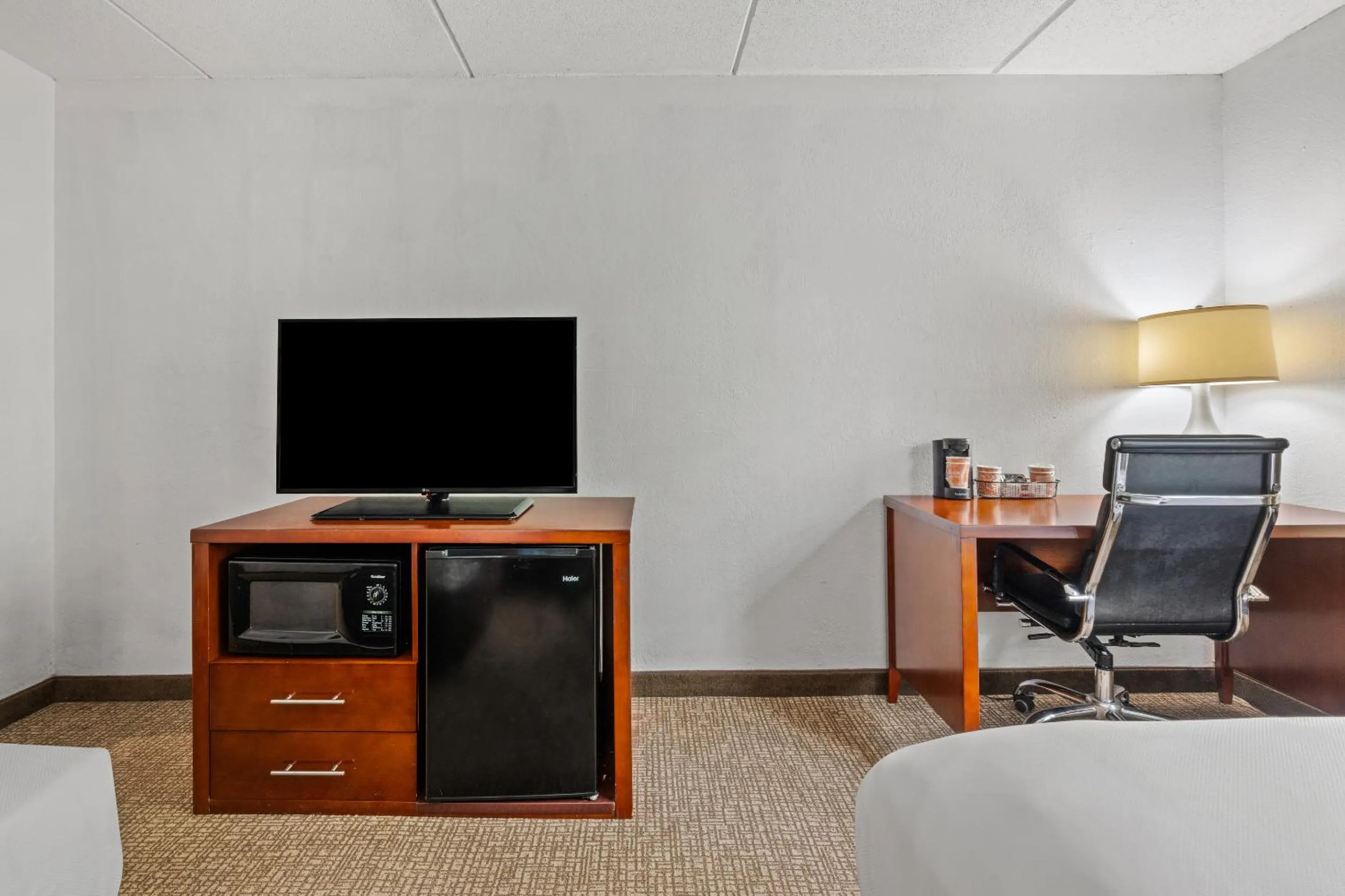 Bedroom in Comfort Suites Near Casinos