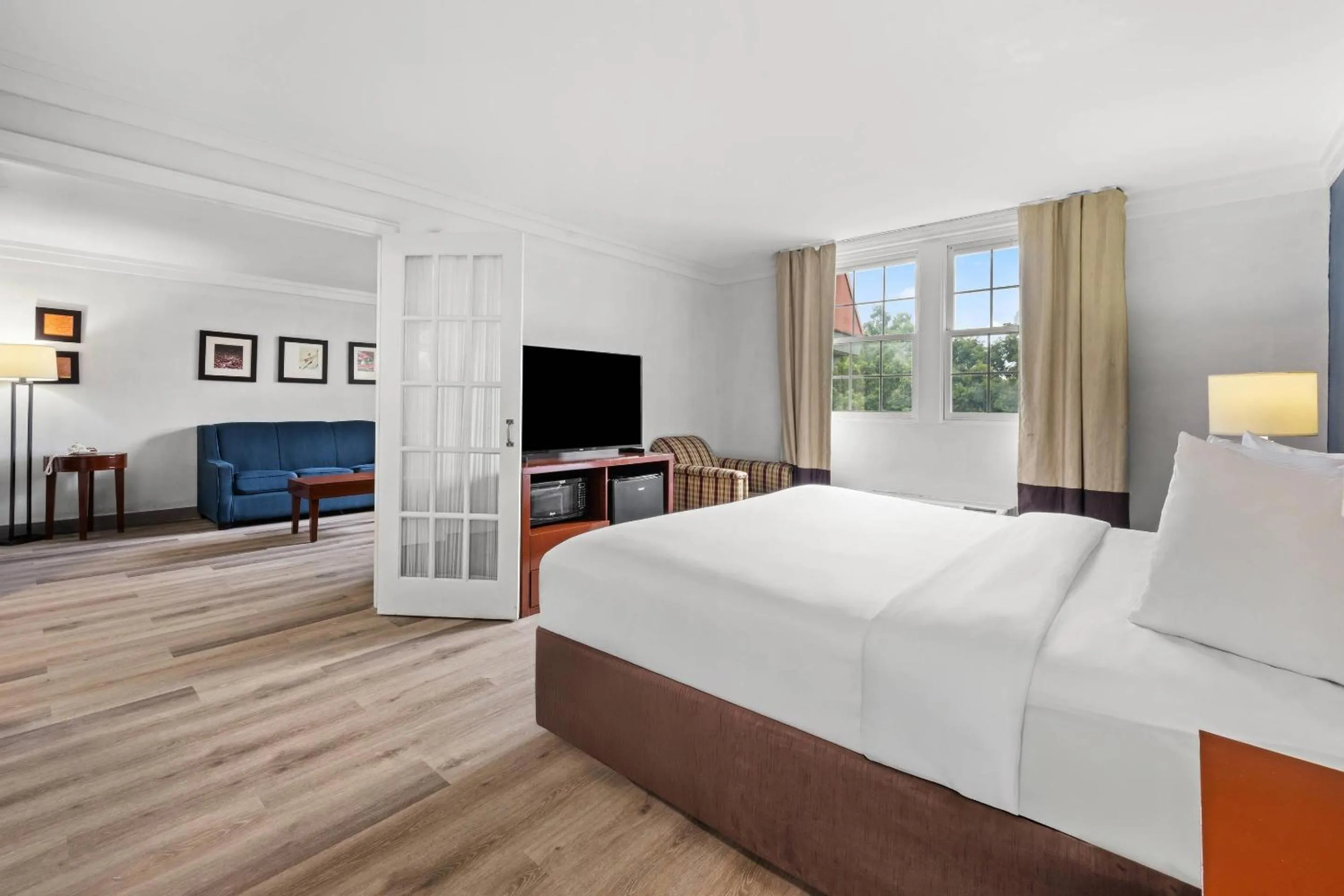 Bedroom, Bed in Comfort Suites Near Casinos