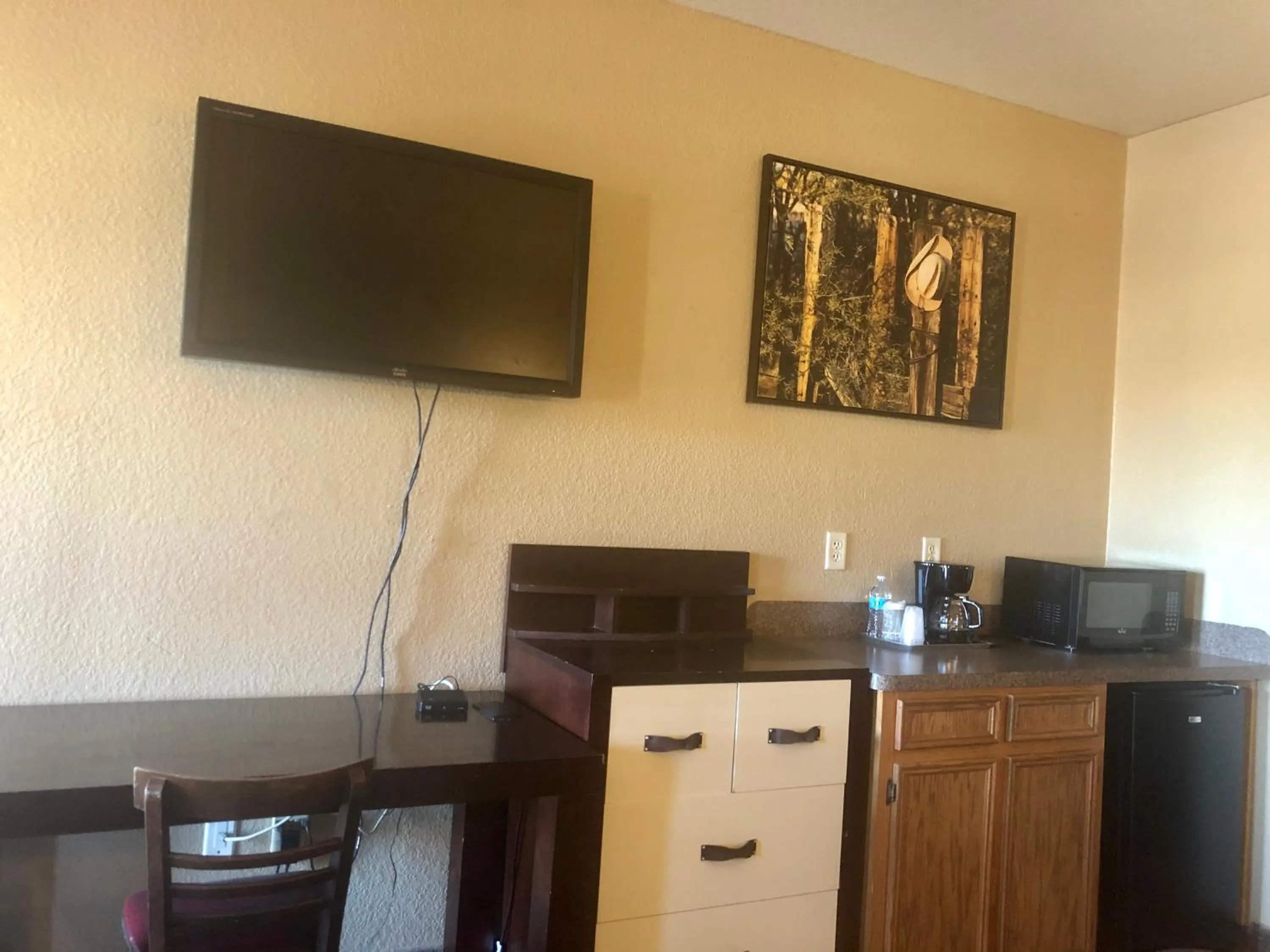 TV and multimedia in Lone Star Inn & Suites