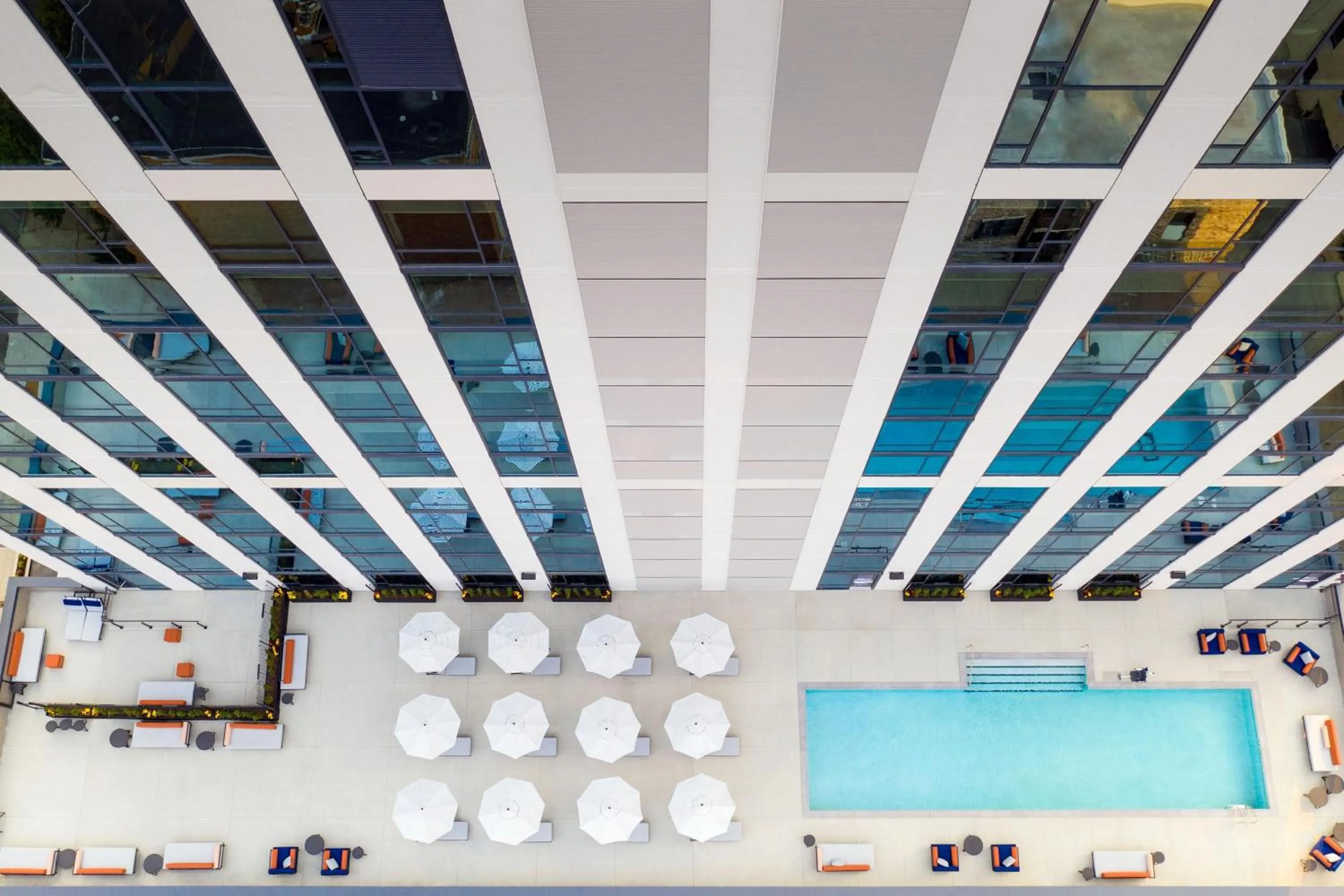 Swimming pool in Le Méridien St. Louis Clayton