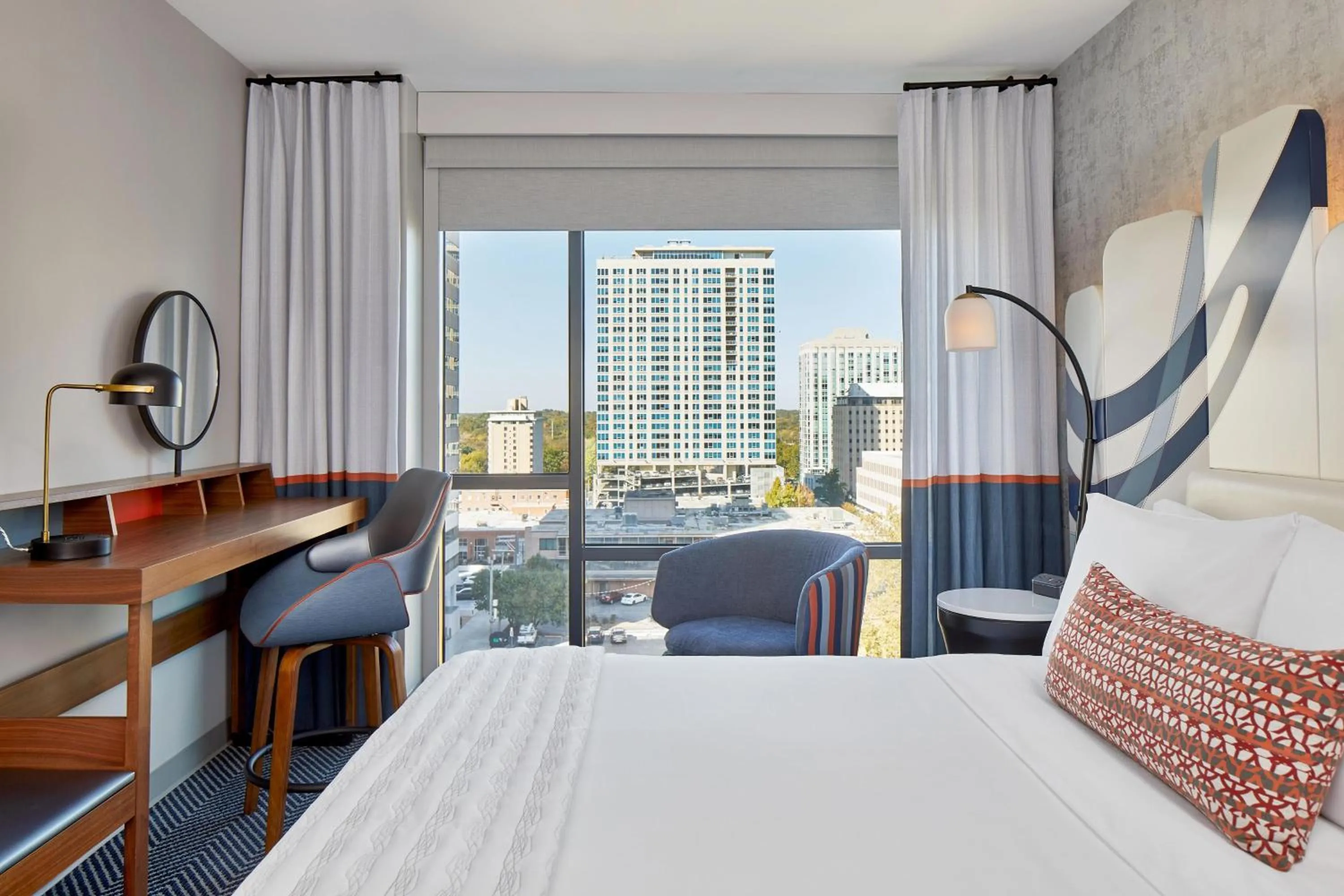 Photo of the whole room, Bed in Le Méridien St. Louis Clayton