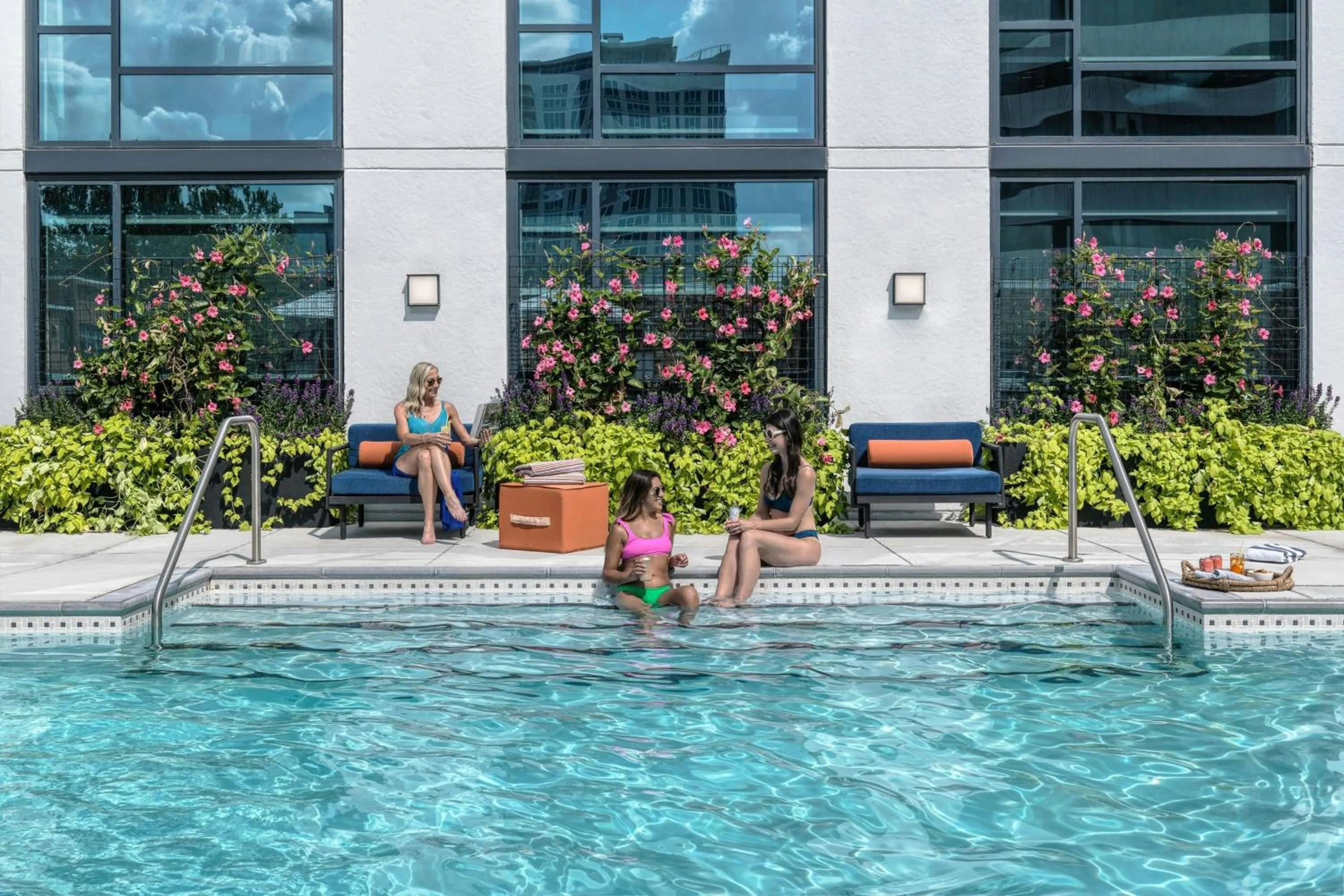 Swimming pool in Le Méridien St. Louis Clayton