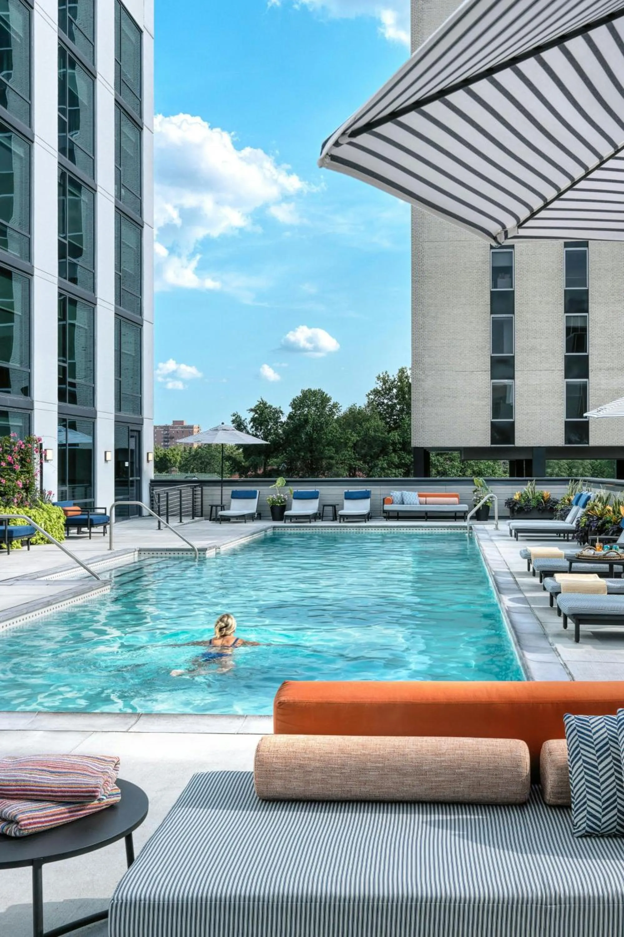 Swimming pool in Le Méridien St. Louis Clayton