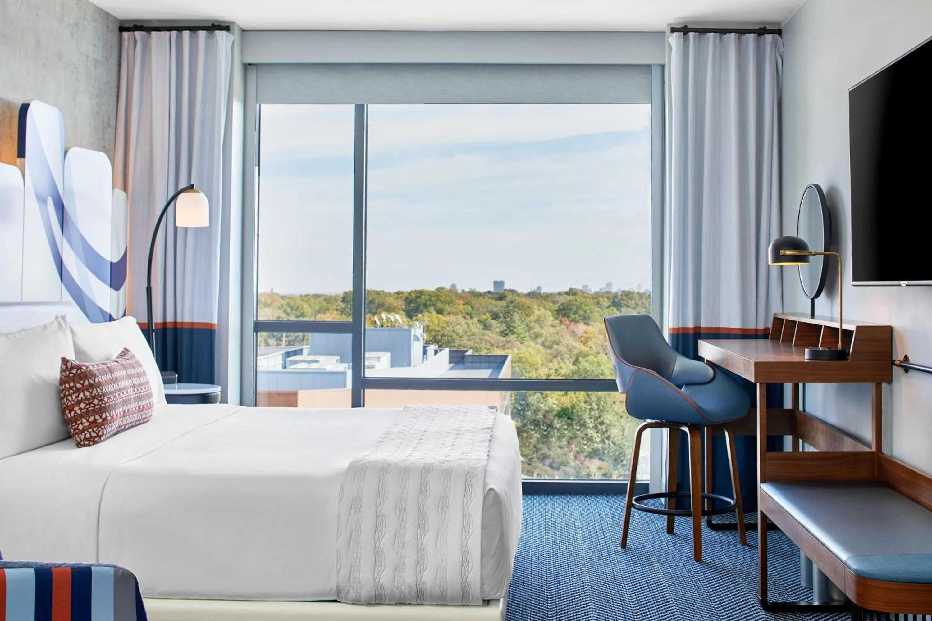 Photo of the whole room, Bed in Le Méridien St. Louis Clayton