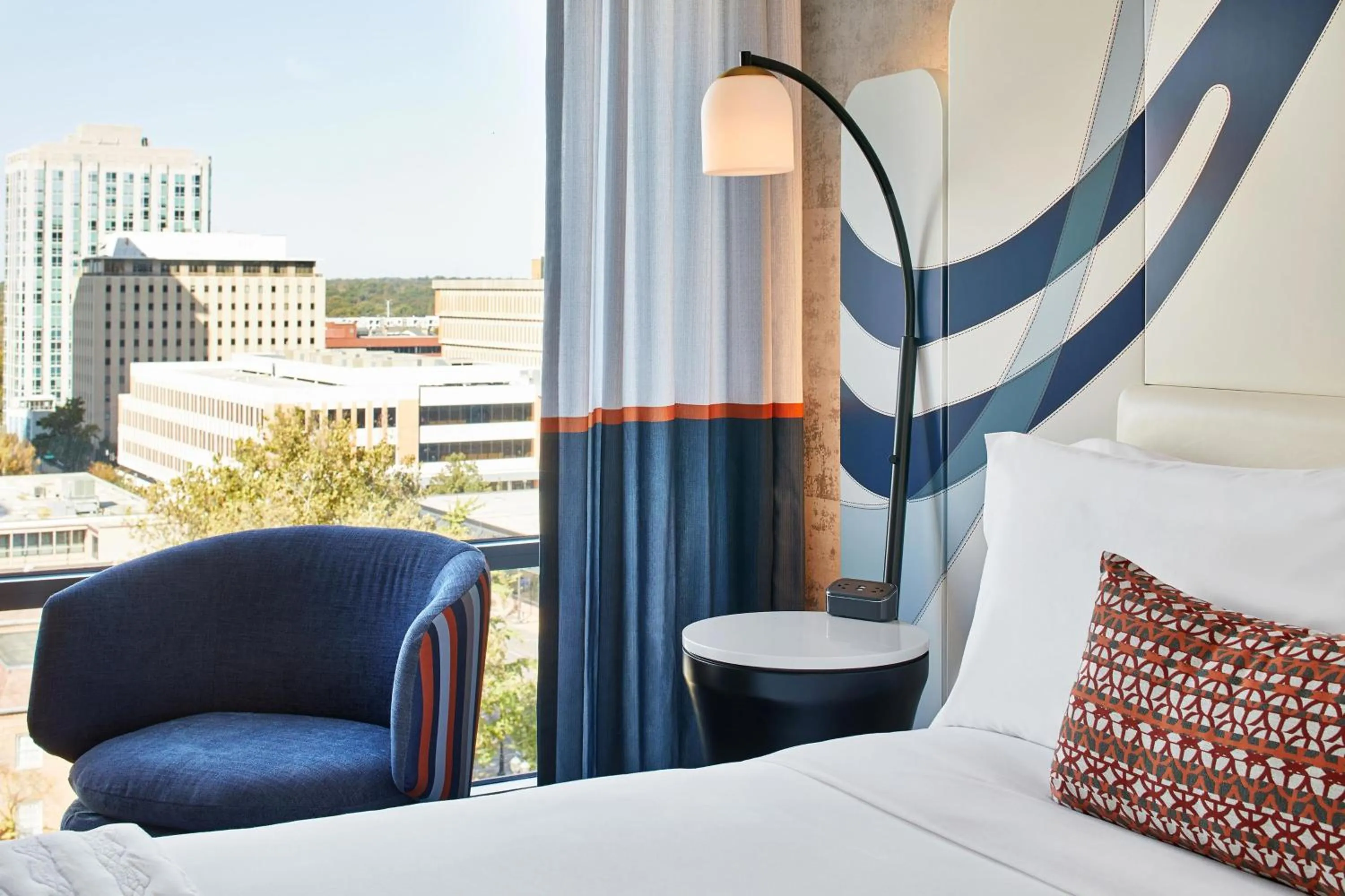 Photo of the whole room, Bed in Le Méridien St. Louis Clayton