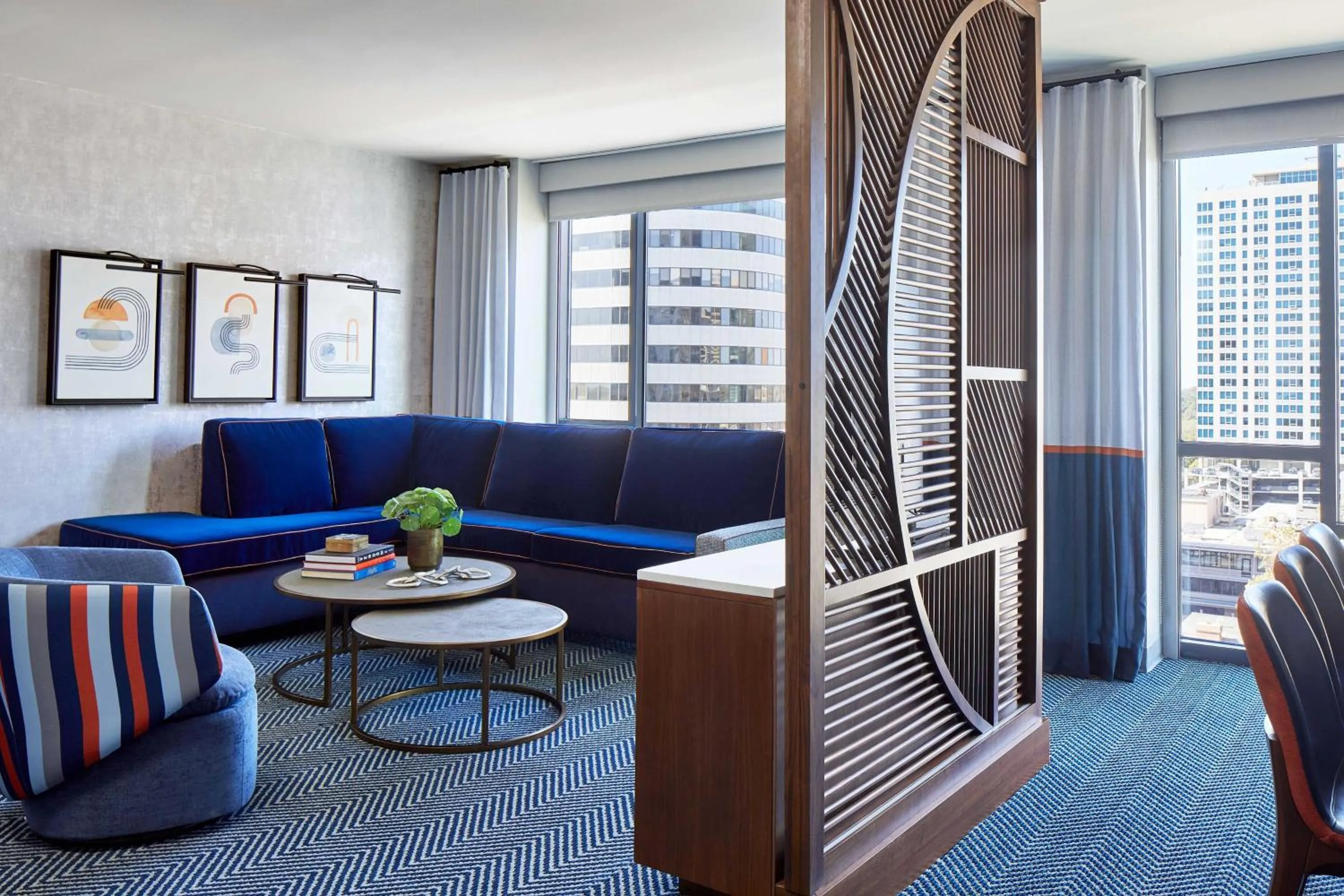 Living room in Le Méridien St. Louis Clayton