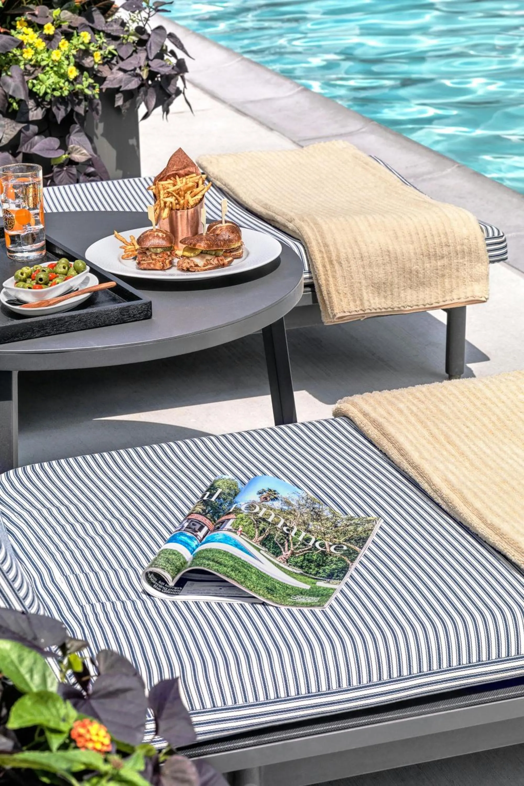 Swimming pool in Le Méridien St. Louis Clayton