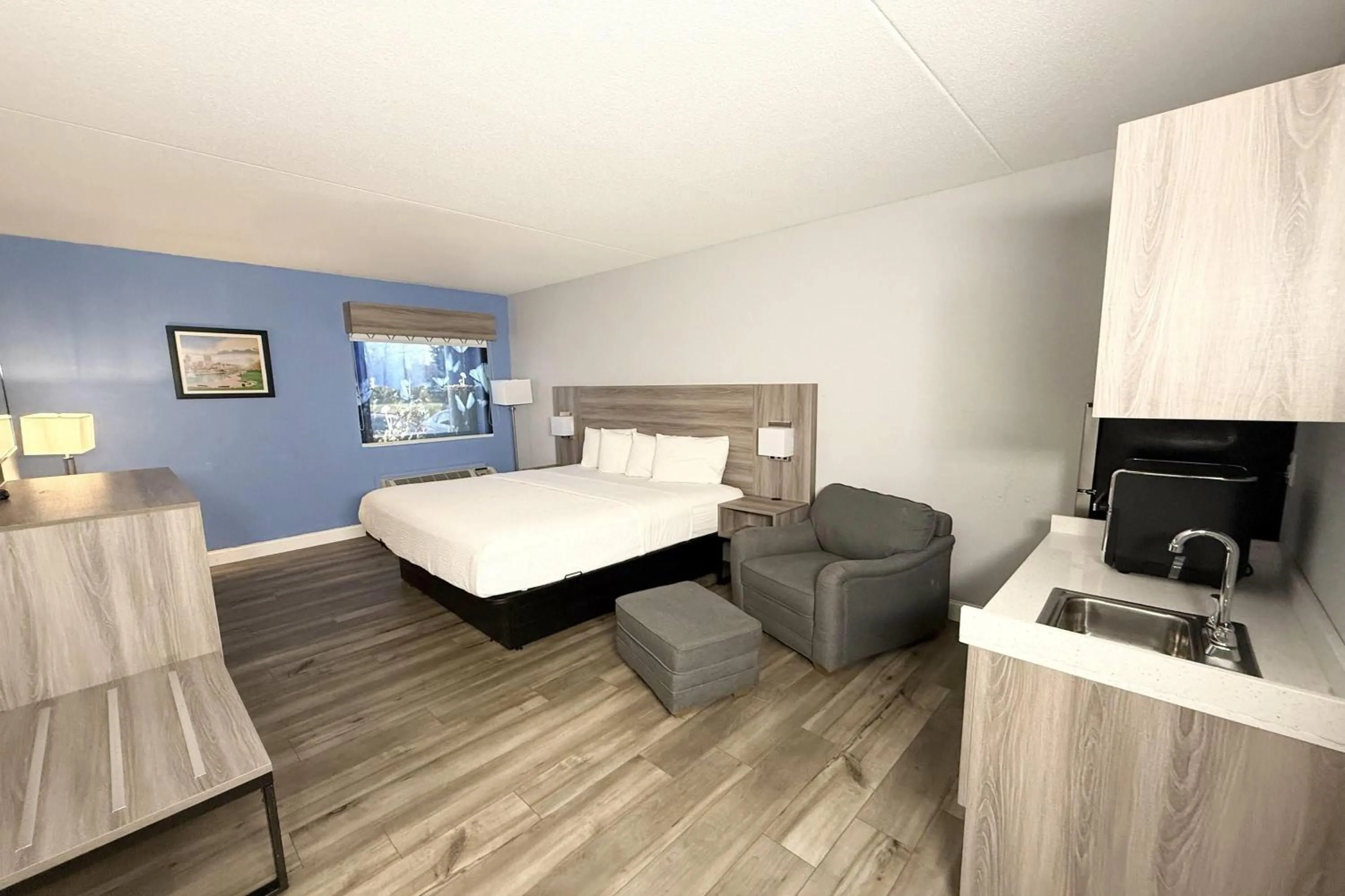 Photo of the whole room, Bed in Baymont by Wyndham Indianapolis South
