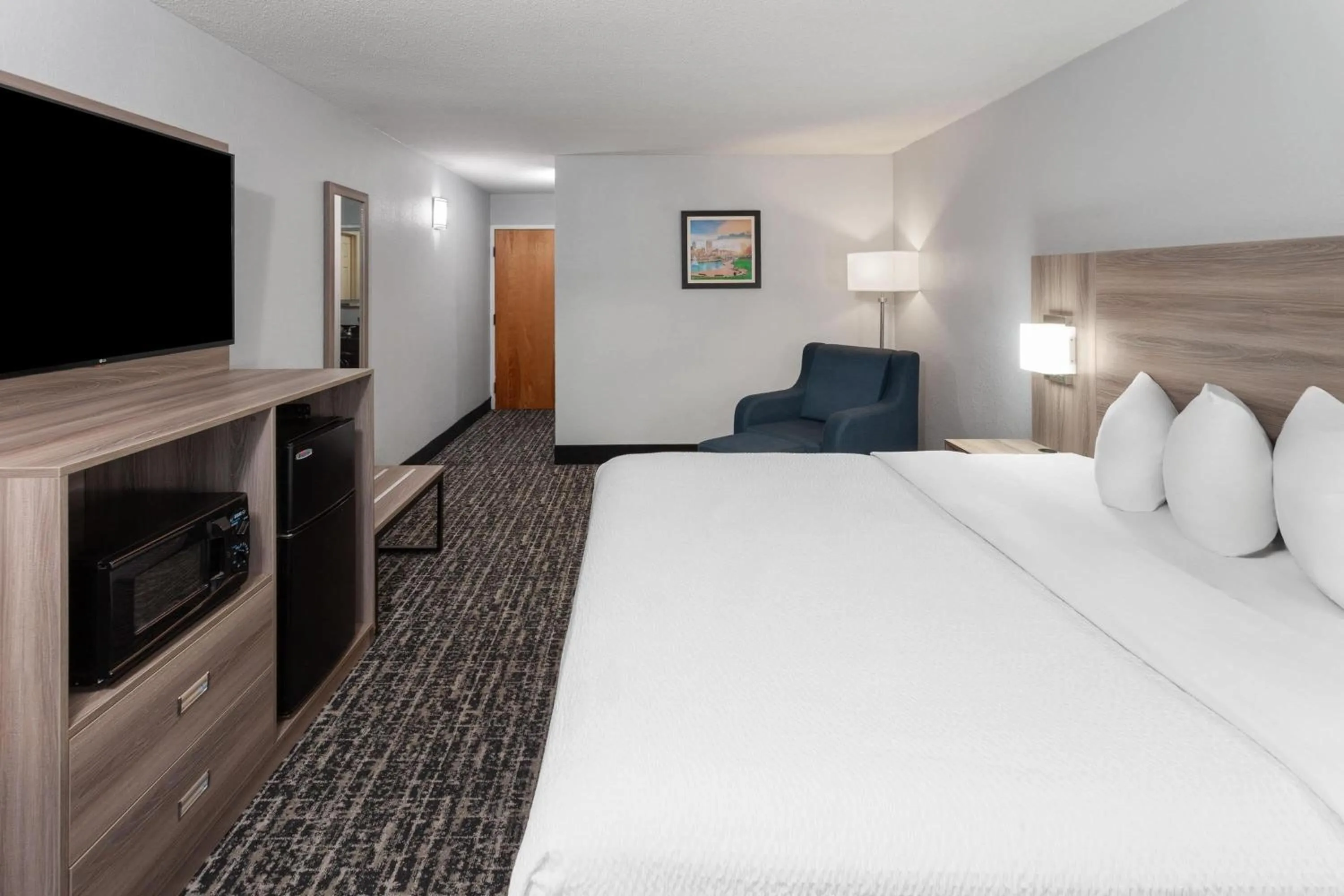 Photo of the whole room, Bed in Baymont by Wyndham Indianapolis South