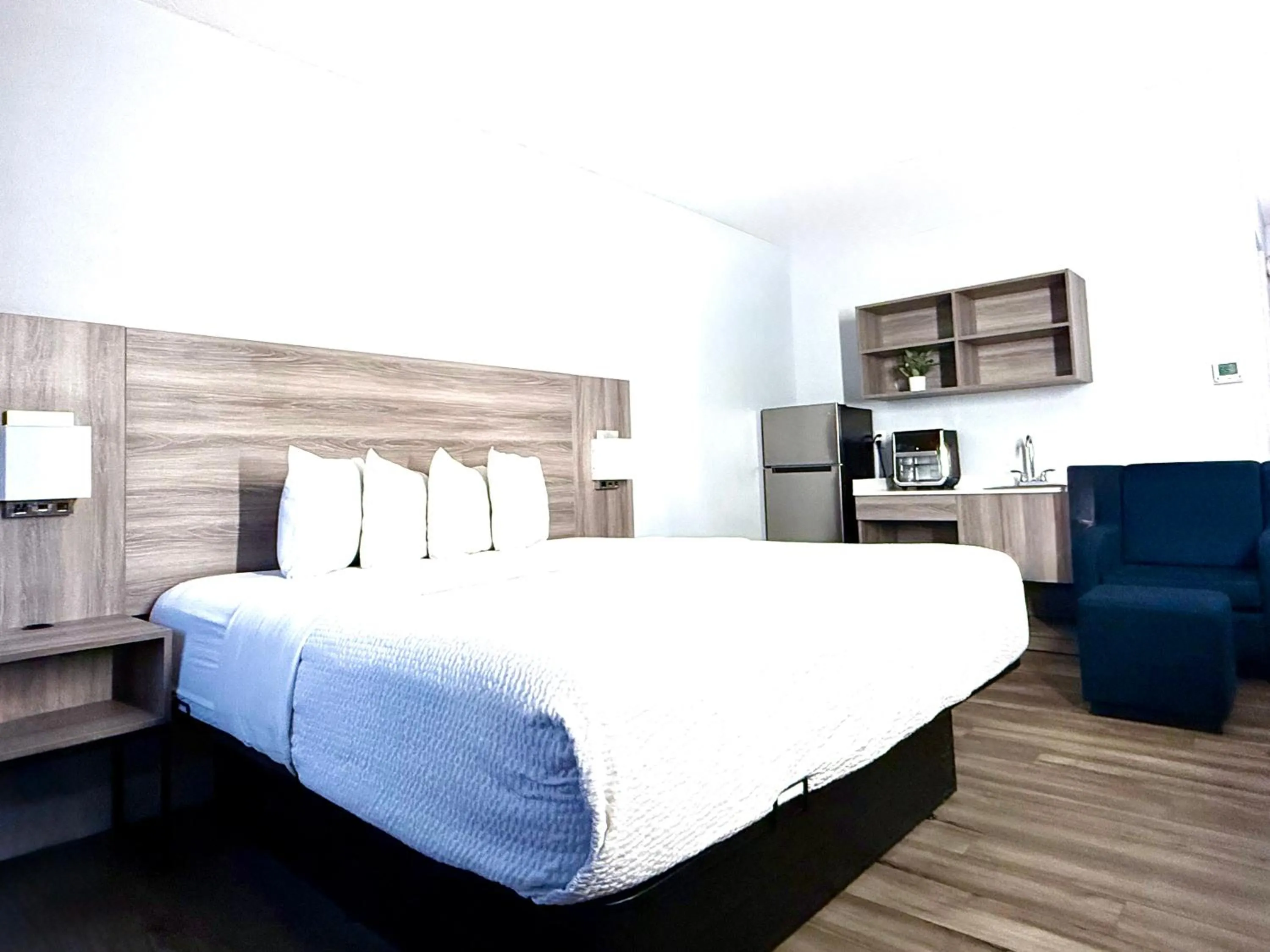 Kitchen or kitchenette, Bed in Baymont by Wyndham Indianapolis South