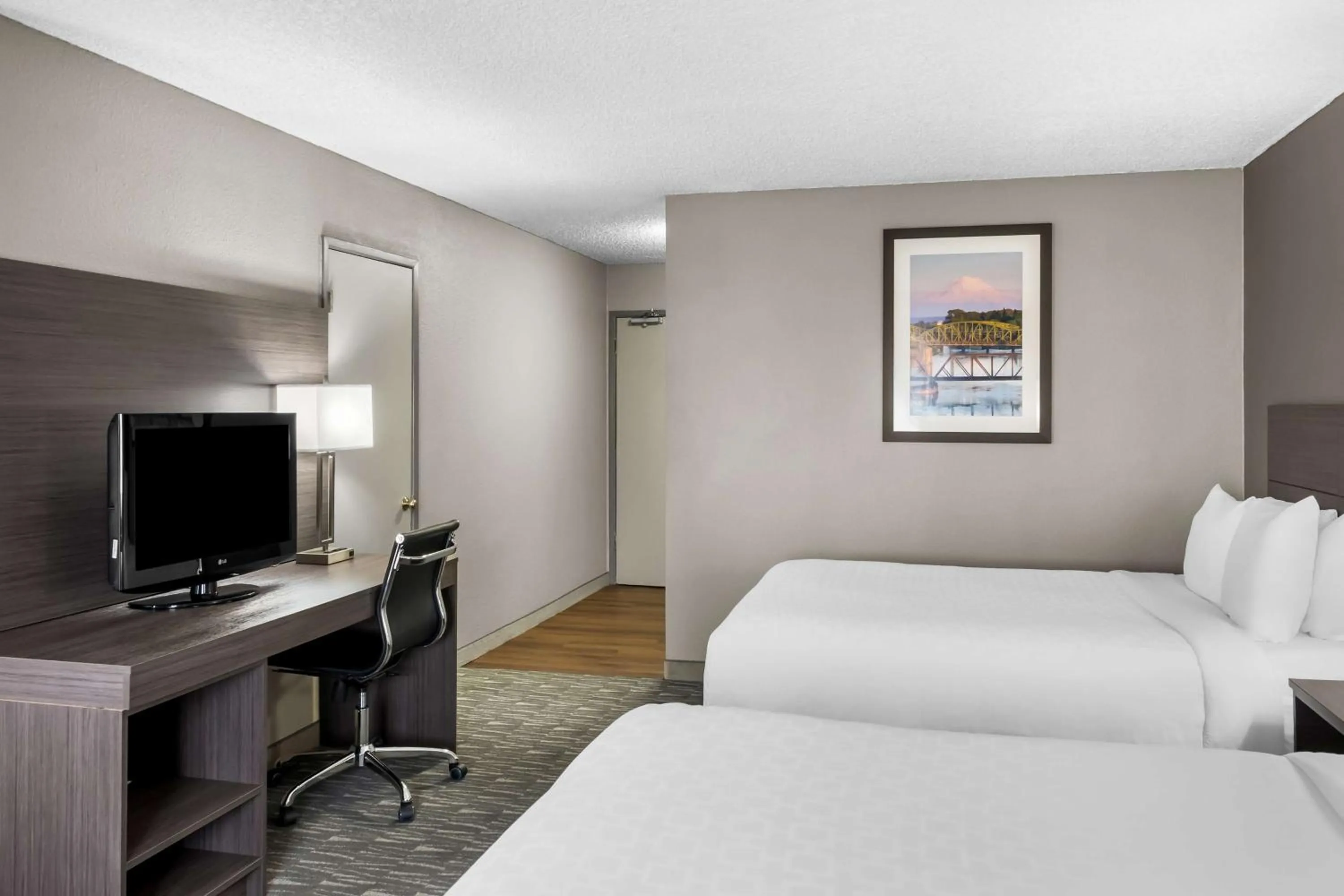 Bedroom, Bed in SureStay Hotel by Best Western SeaTac Airport North
