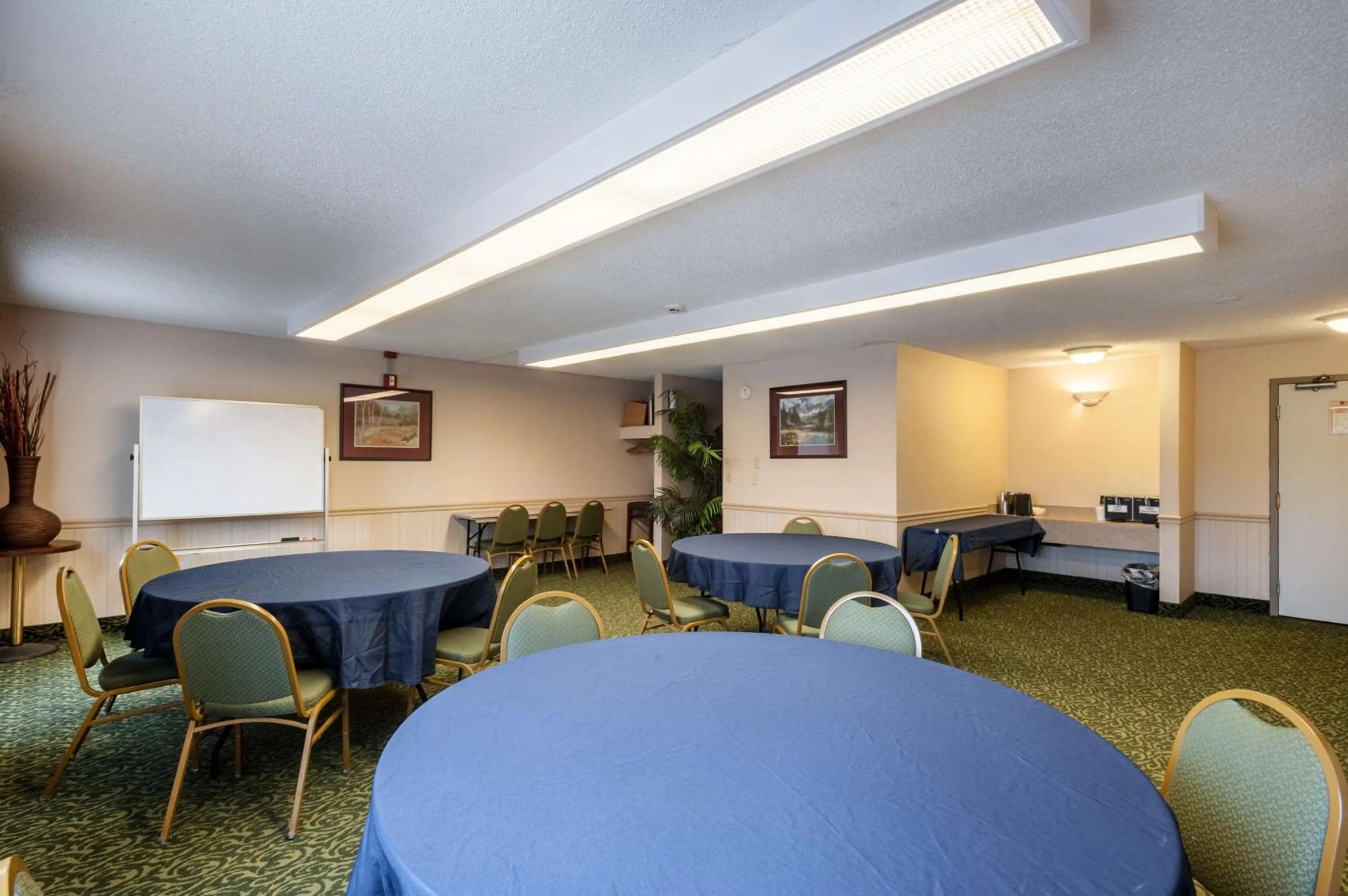 Meeting/conference room in SureStay Hotel by Best Western SeaTac Airport North
