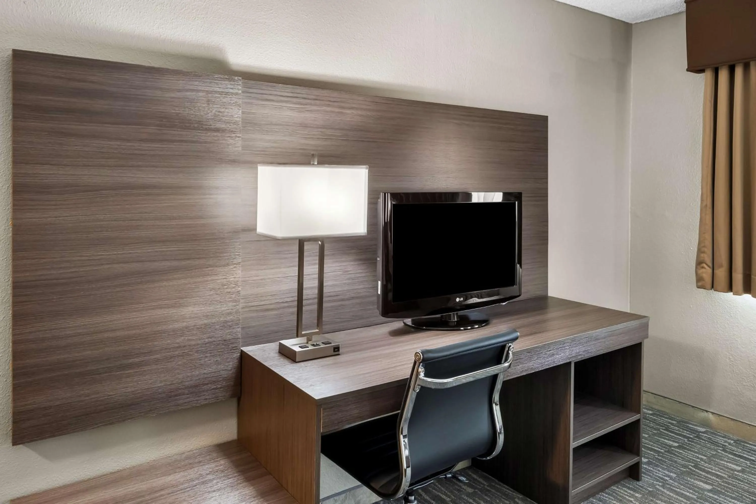 Bedroom in SureStay Hotel by Best Western SeaTac Airport North