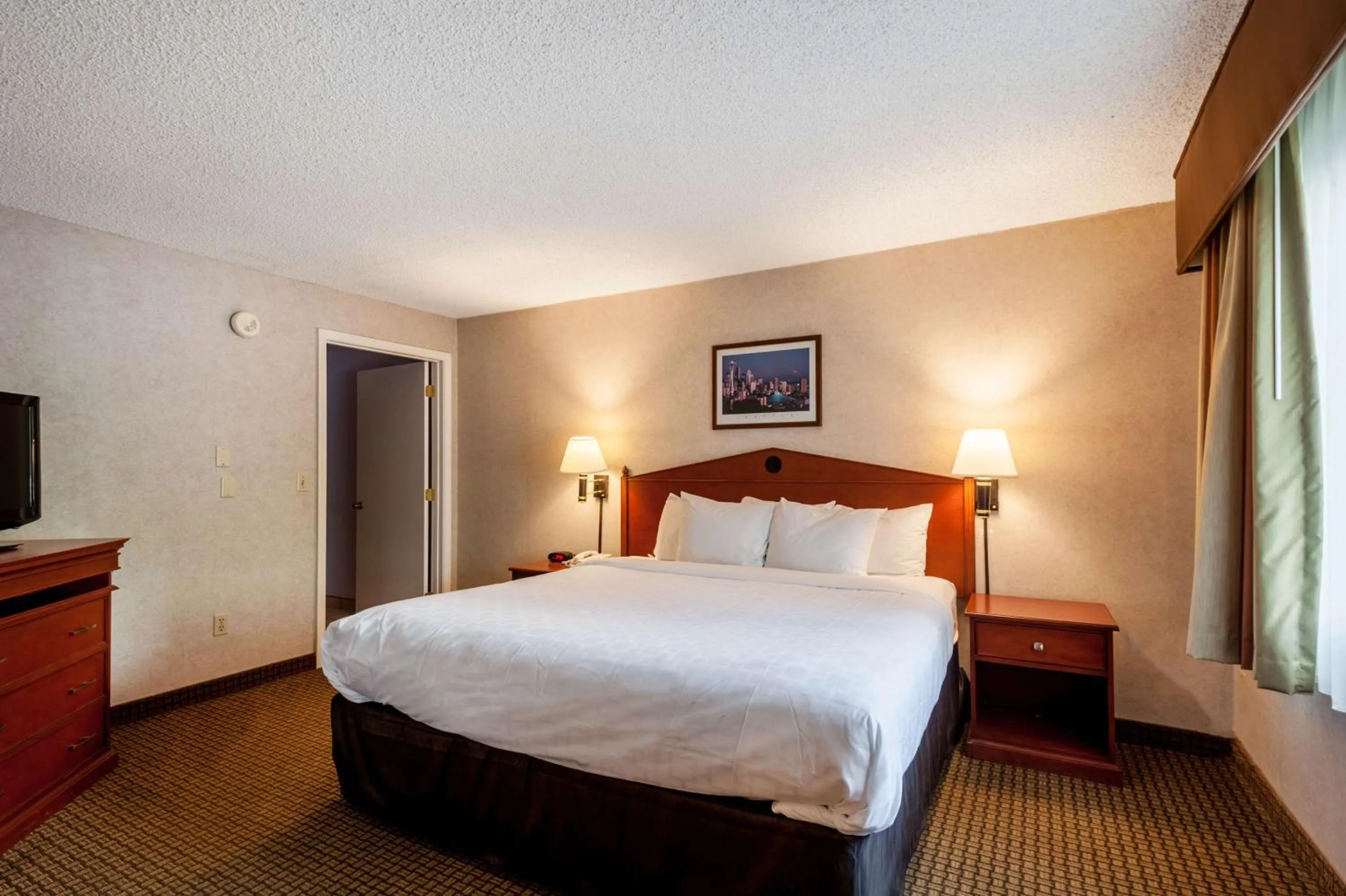 Photo of the whole room, Bed in SureStay Hotel by Best Western SeaTac Airport North