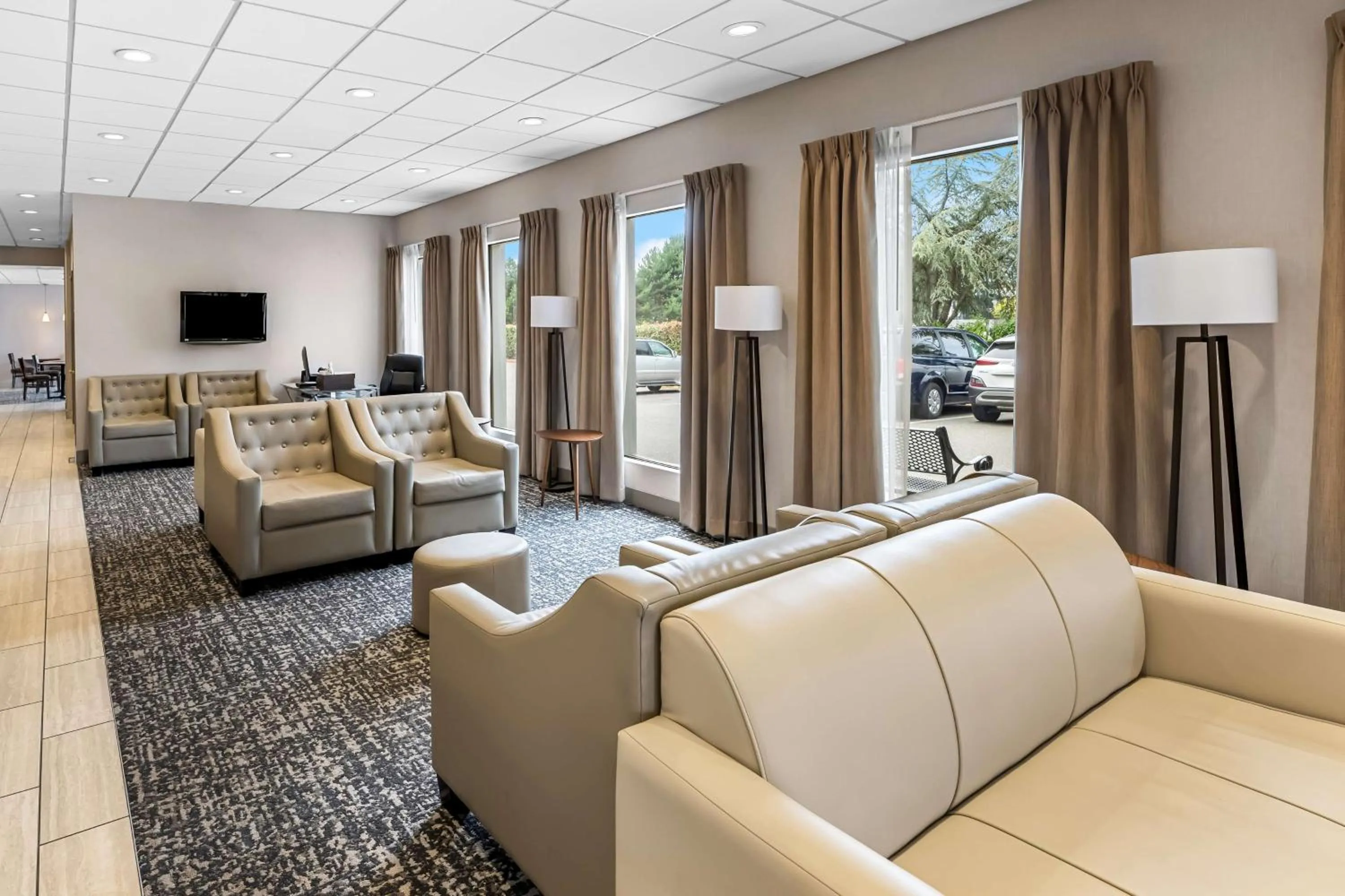 Lobby or reception in SureStay Hotel by Best Western SeaTac Airport North
