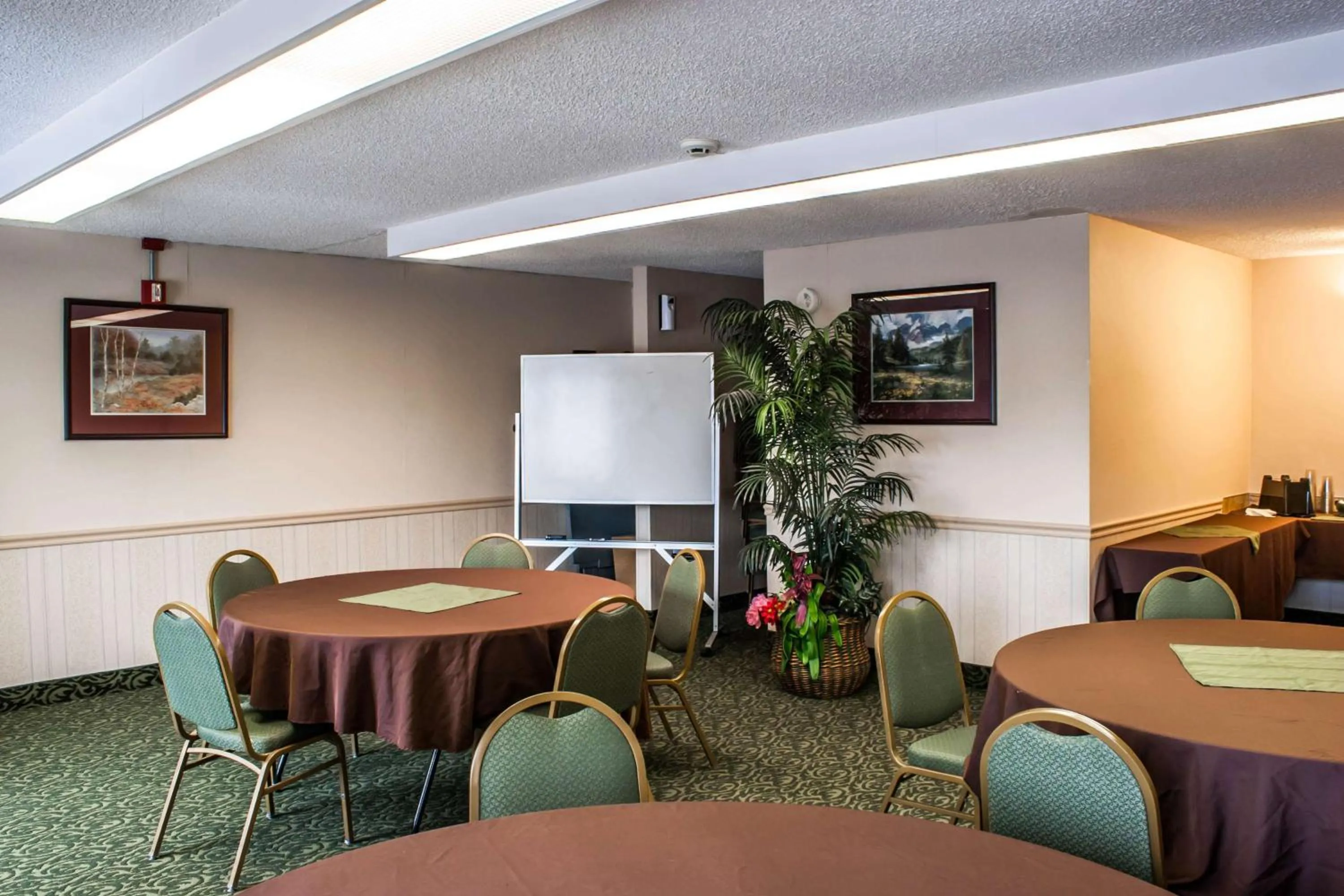 Meeting/conference room in SureStay Hotel by Best Western SeaTac Airport North