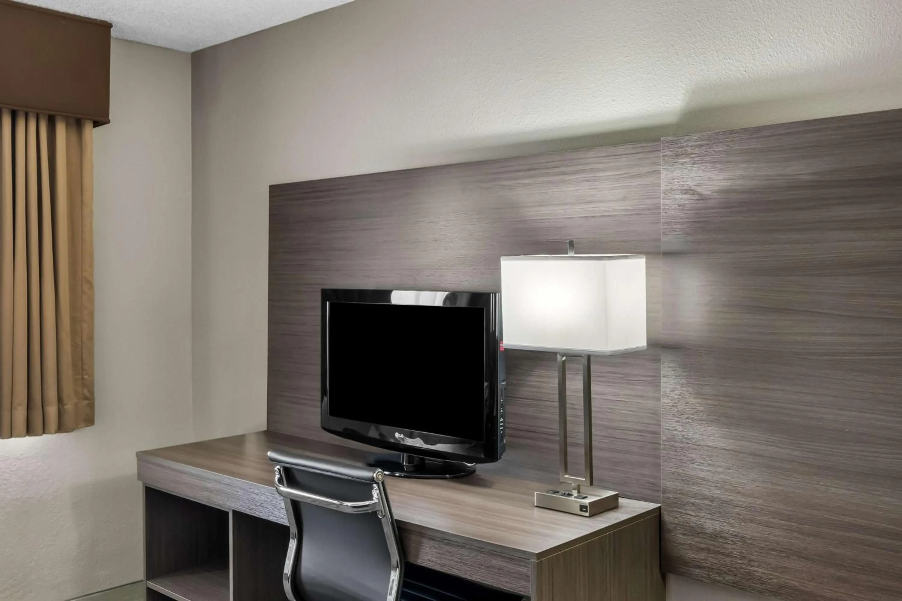 Bedroom in SureStay Hotel by Best Western SeaTac Airport North