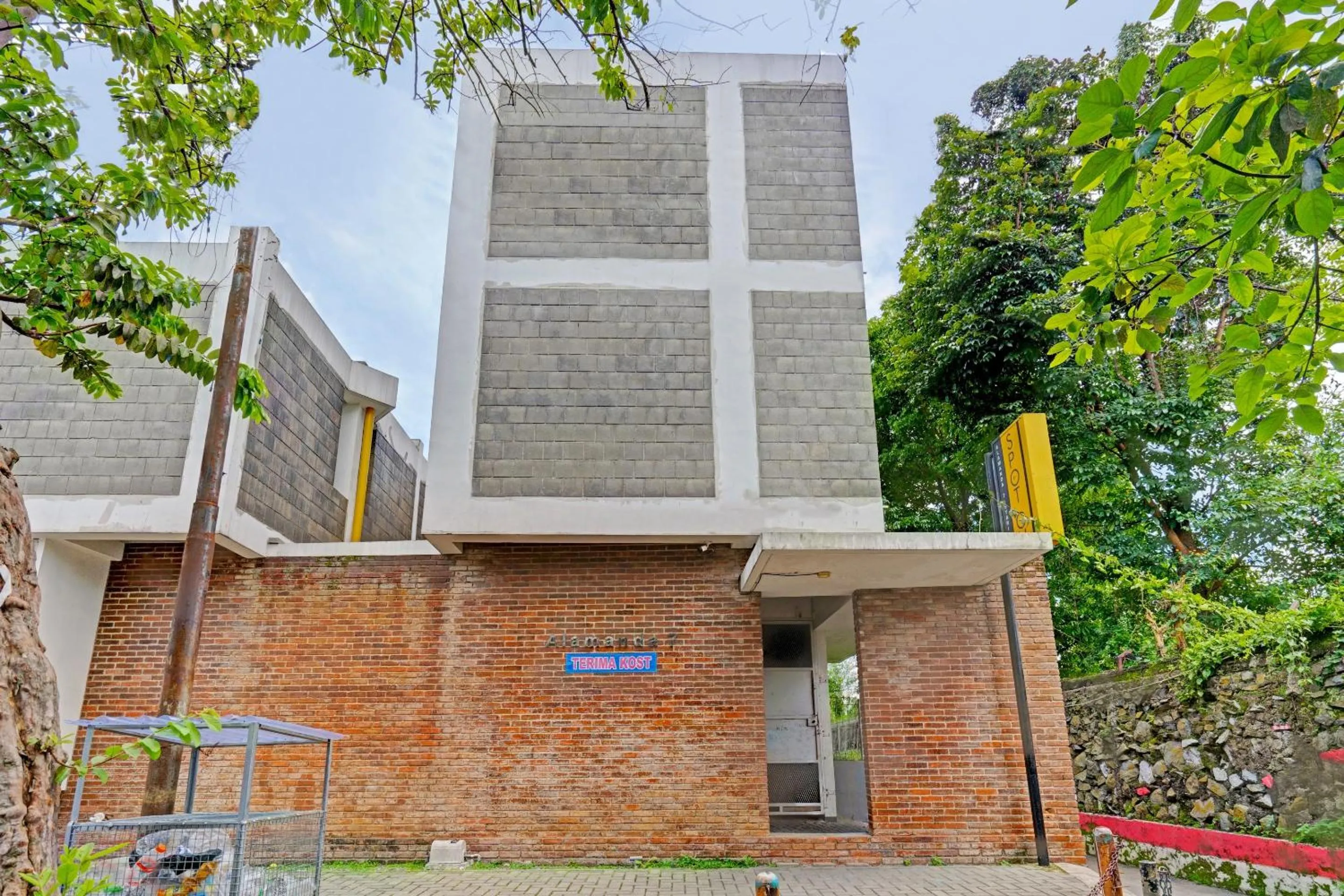 Facade/entrance in Hotel O Alamanda 7 Syariah