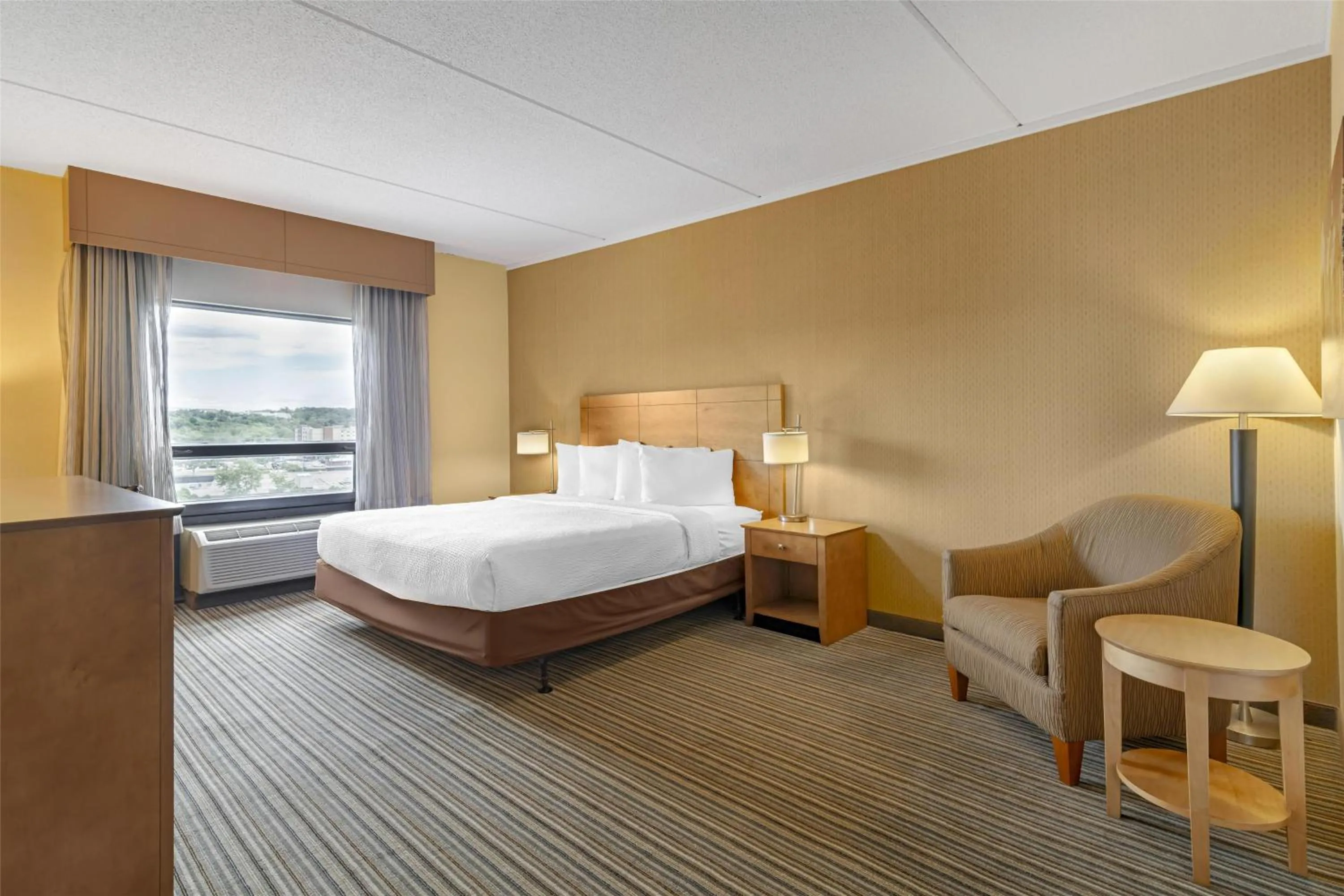 Bedroom, Bed in Best Western Royal Plaza Hotel and Trade Center