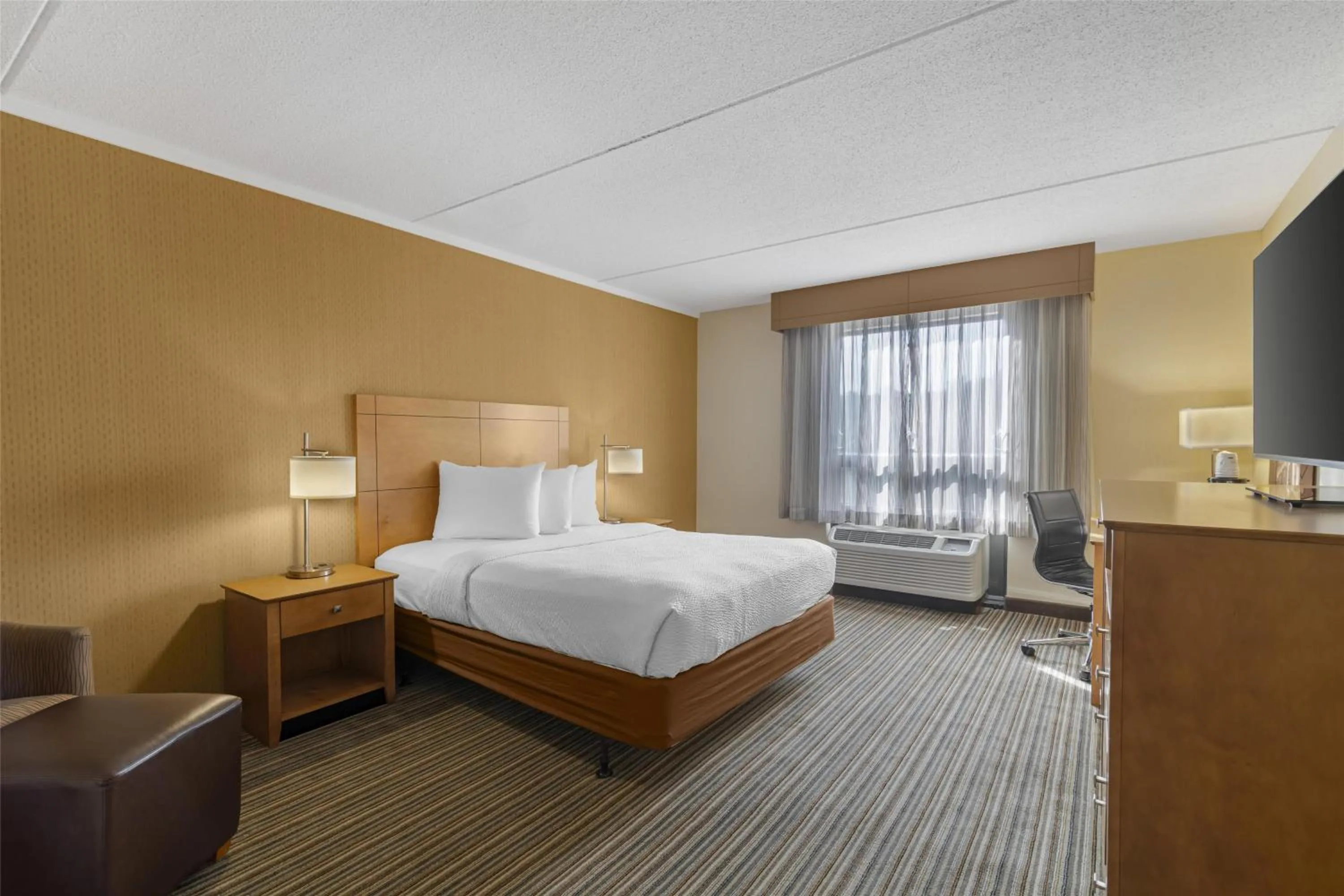 Bedroom, Bed in Best Western Royal Plaza Hotel and Trade Center