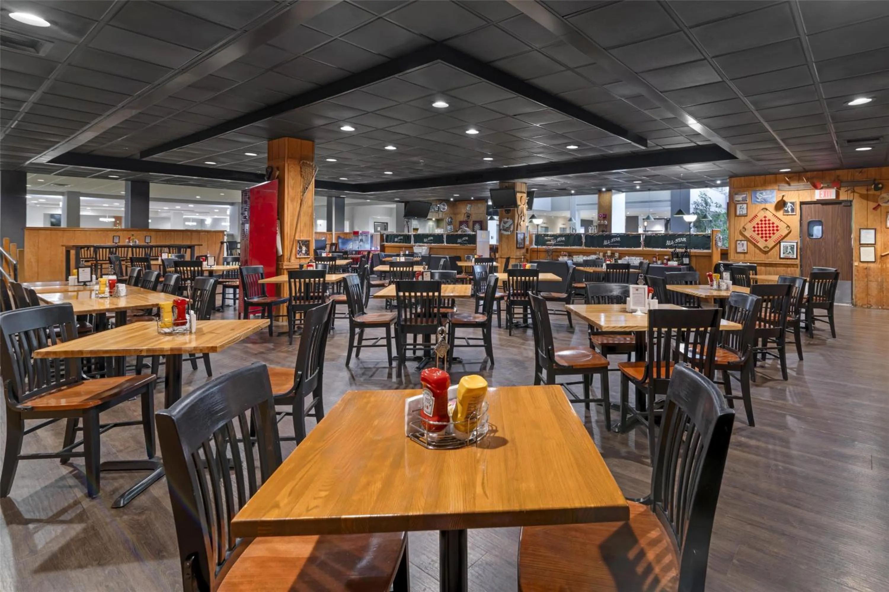 Restaurant/places to eat in Best Western Royal Plaza Hotel and Trade Center