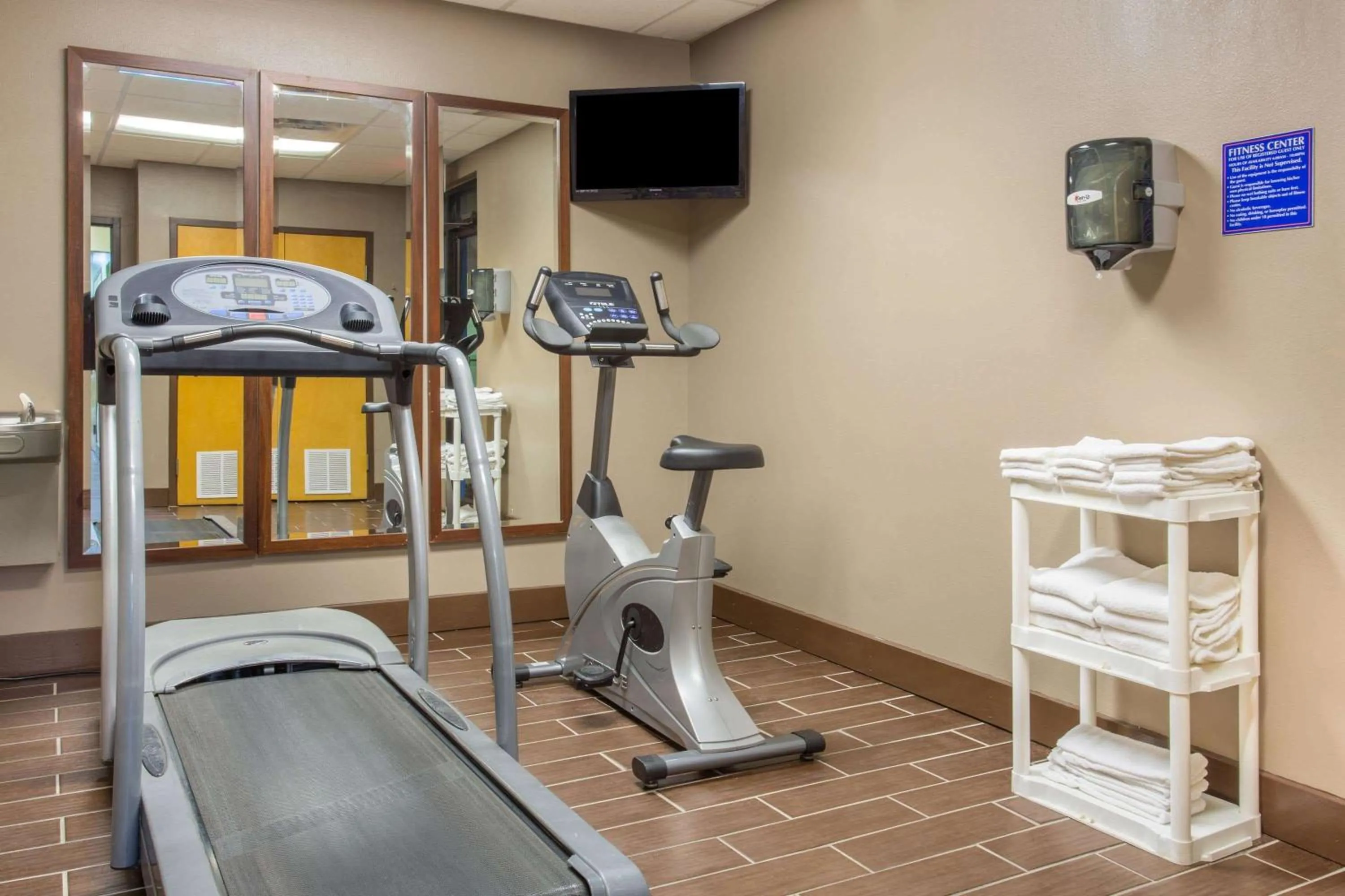 Fitness centre/facilities in Howard Johnson by Wyndham Ocala FL I-75