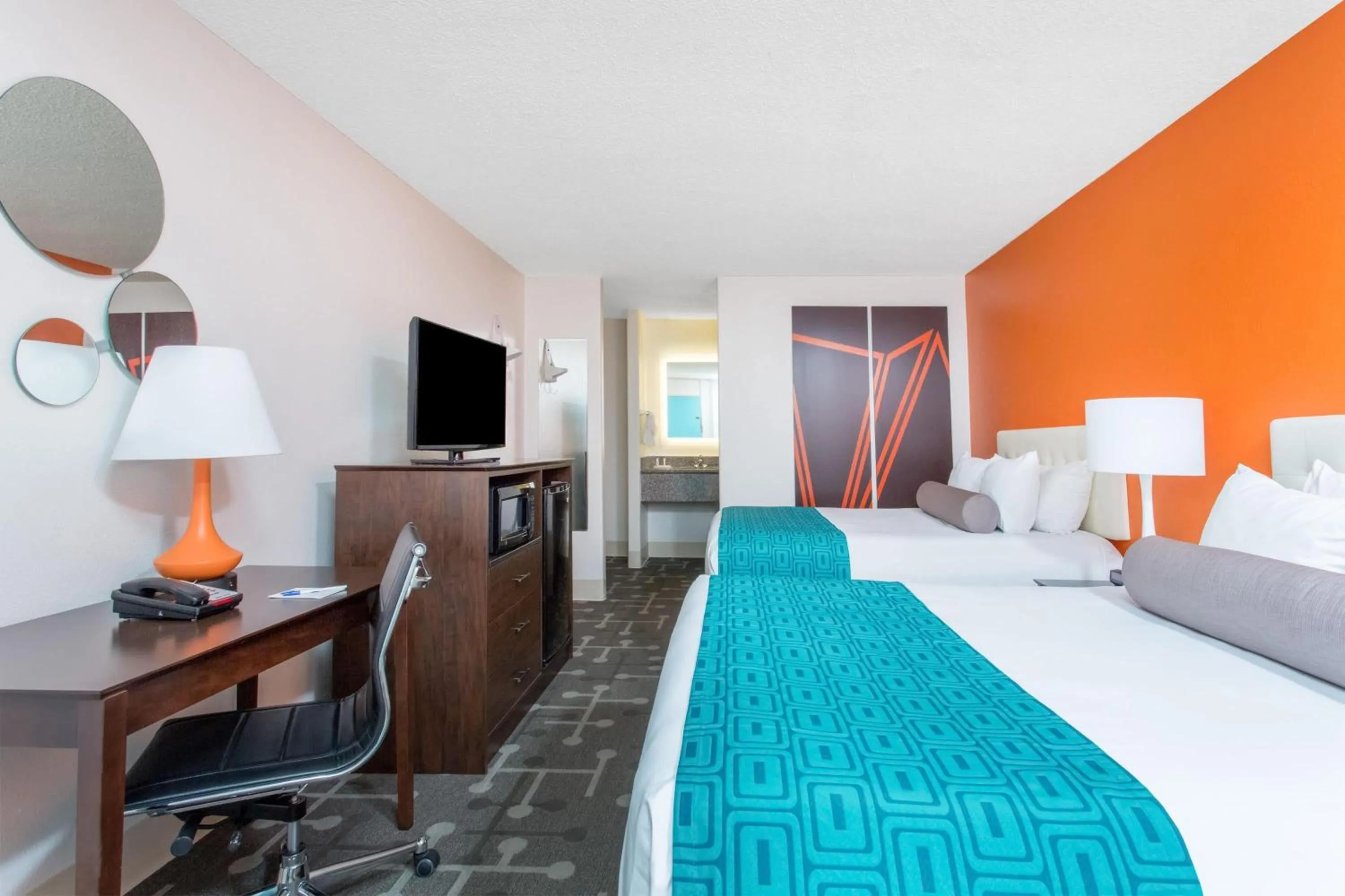 Photo of the whole room, Bed in Howard Johnson by Wyndham Ocala FL I-75