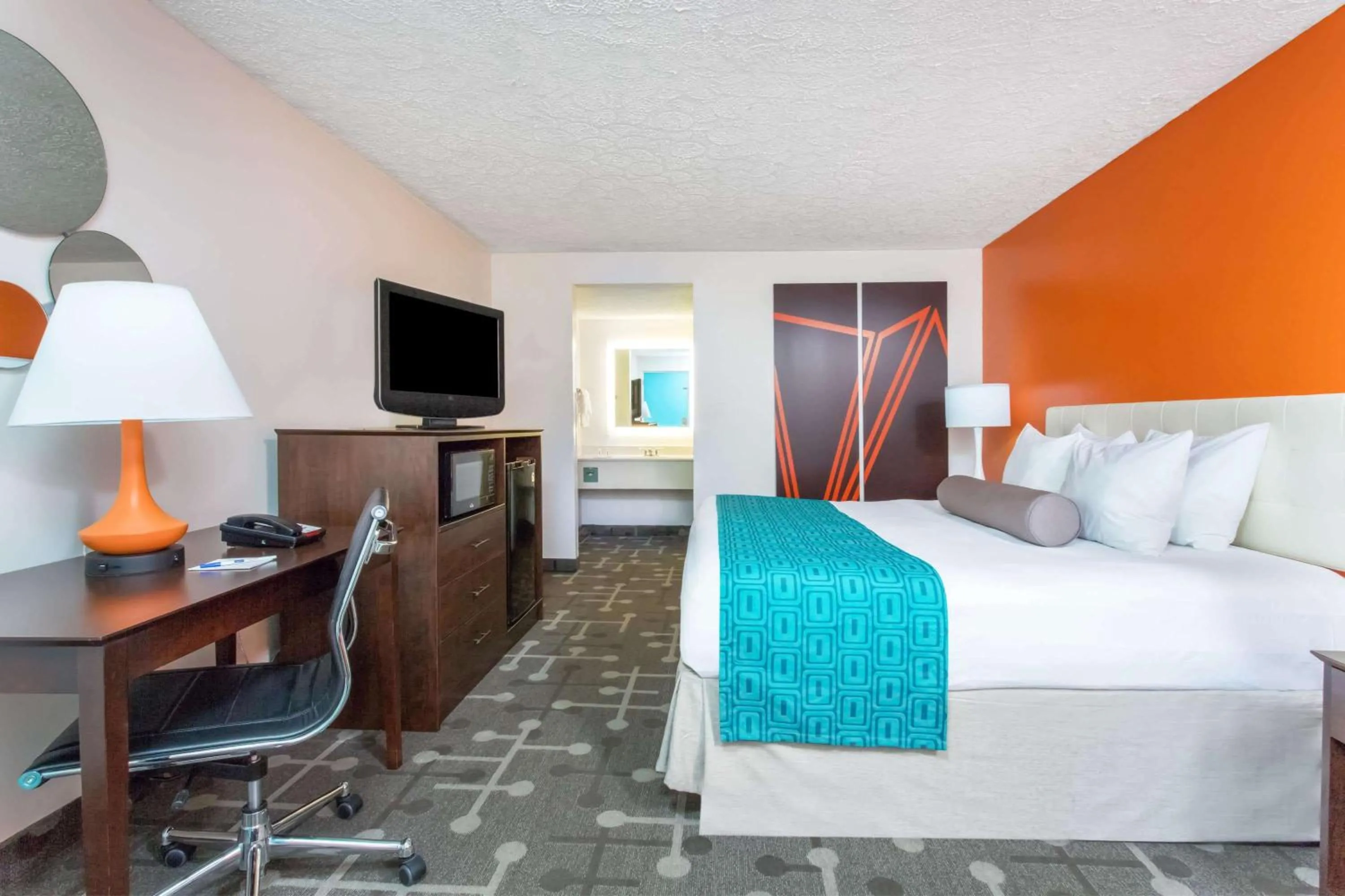Photo of the whole room, Bed in Howard Johnson by Wyndham Ocala FL I-75