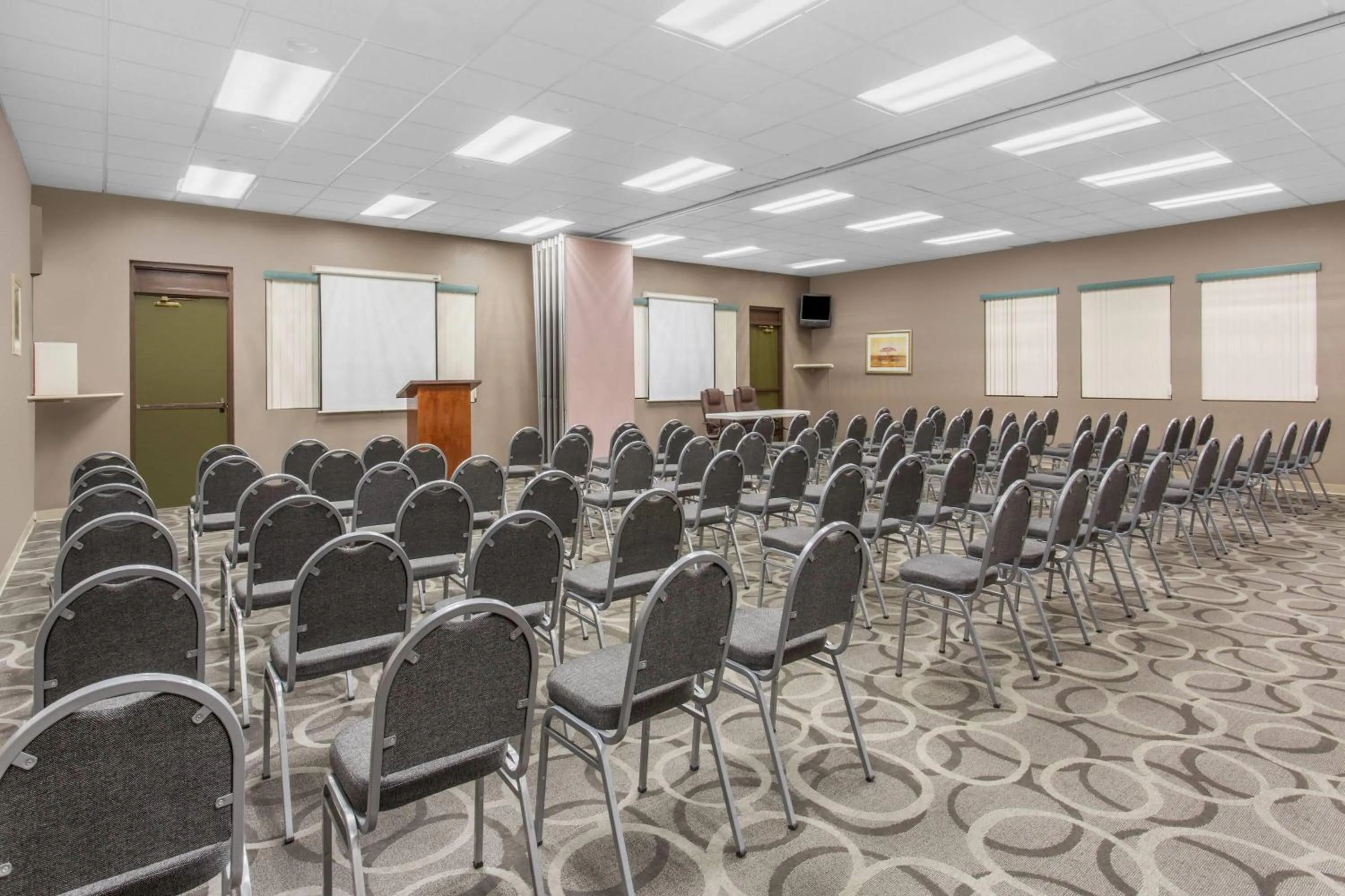 Meeting/conference room in Howard Johnson by Wyndham Ocala FL I-75