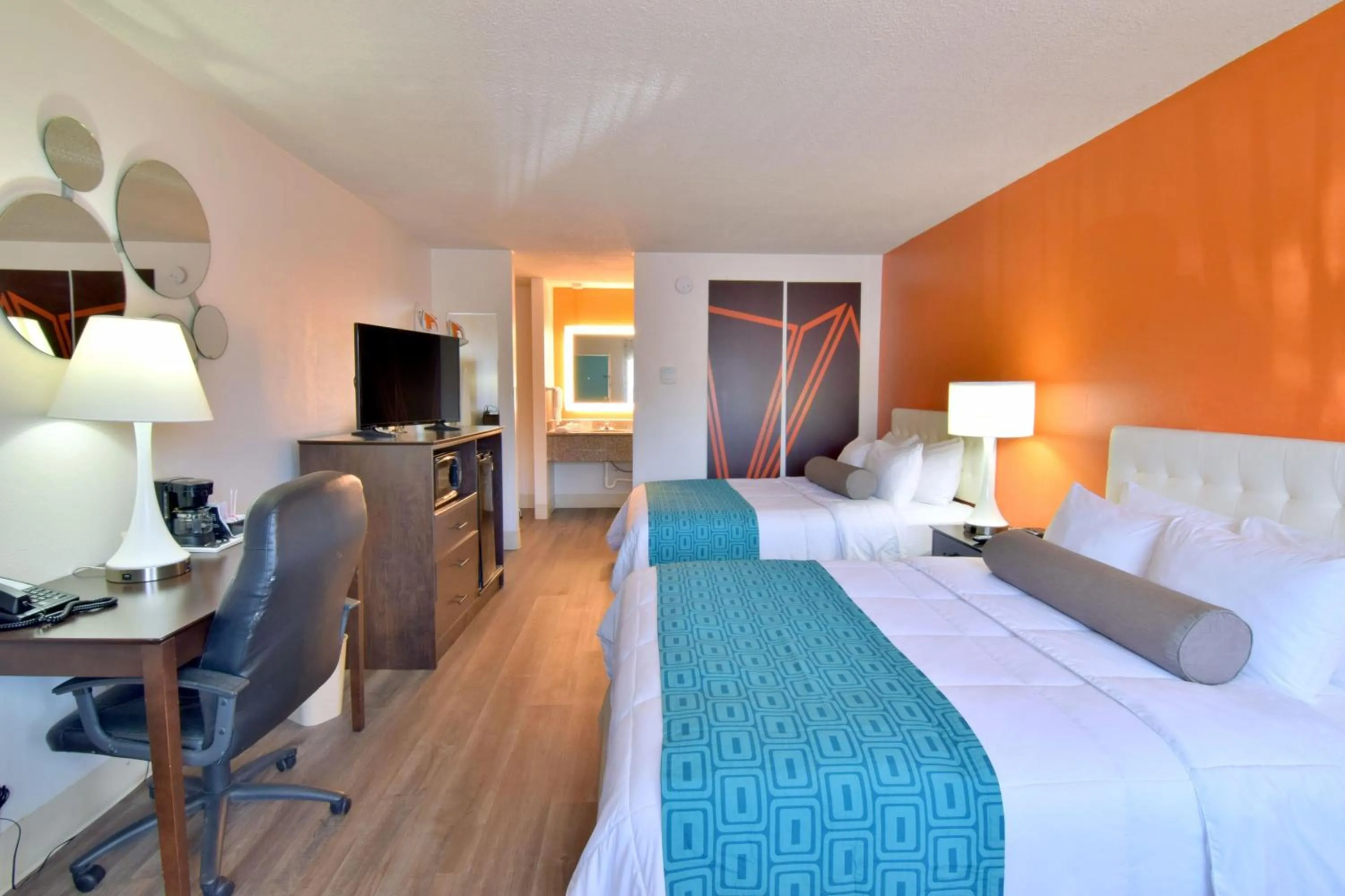 Photo of the whole room, Bed in Howard Johnson by Wyndham Ocala FL I-75