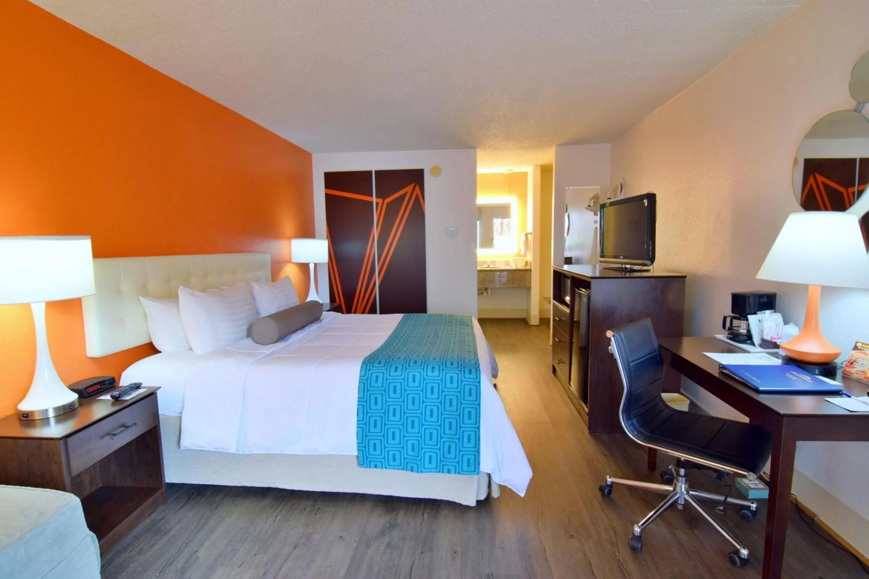 Photo of the whole room, Bed in Howard Johnson by Wyndham Ocala FL I-75