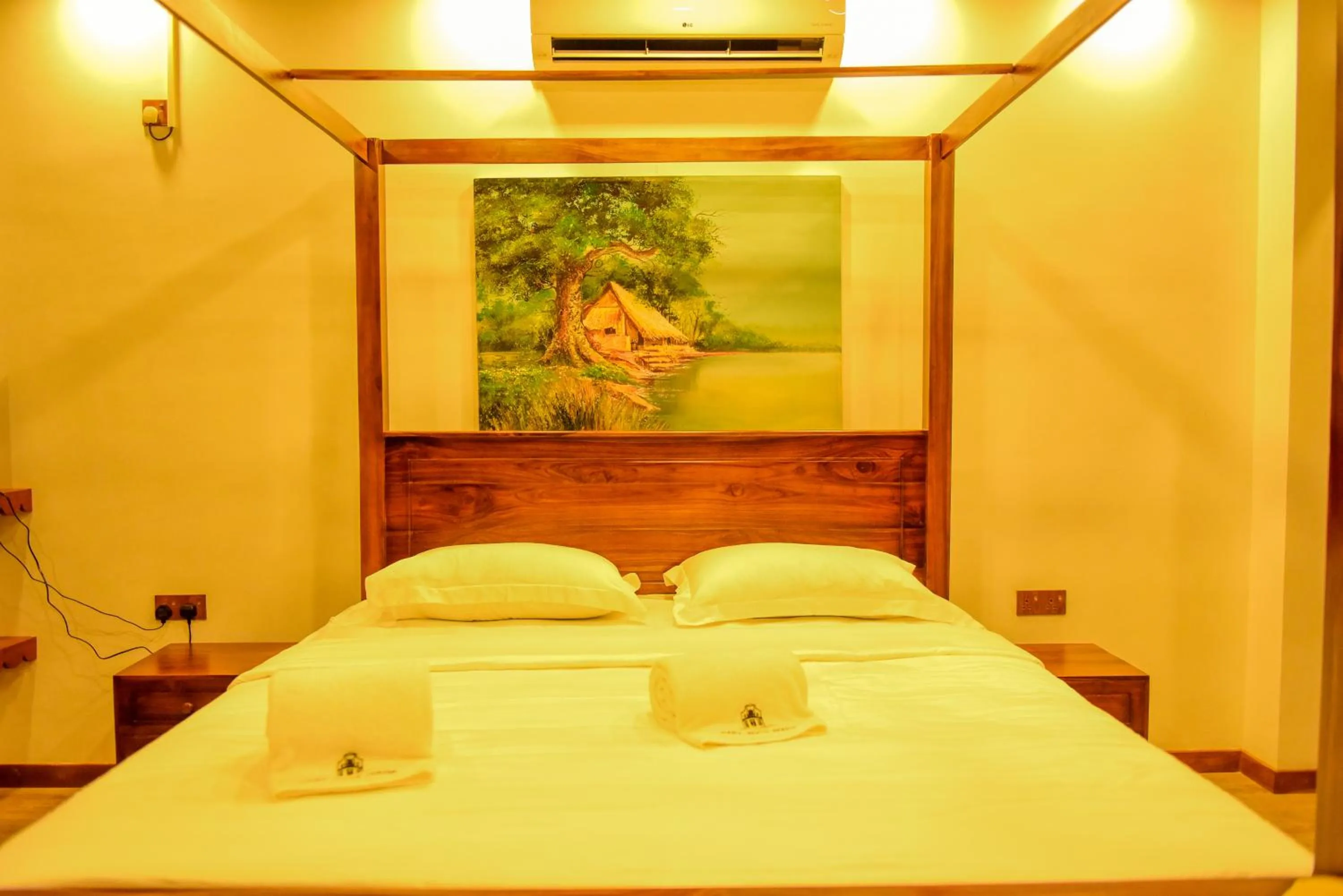 Photo of the whole room, Bed in Cara White House