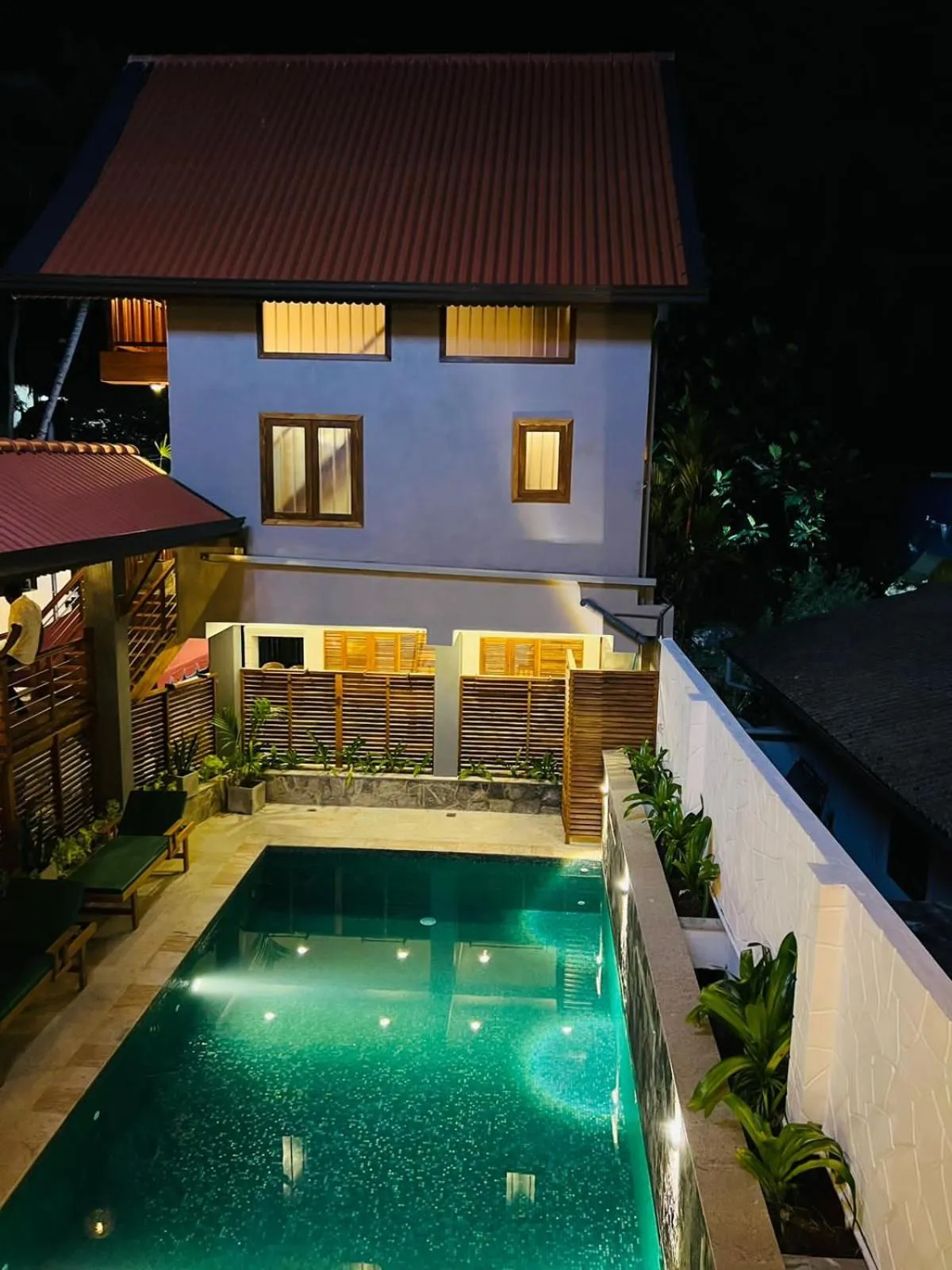 Night in Cara White House