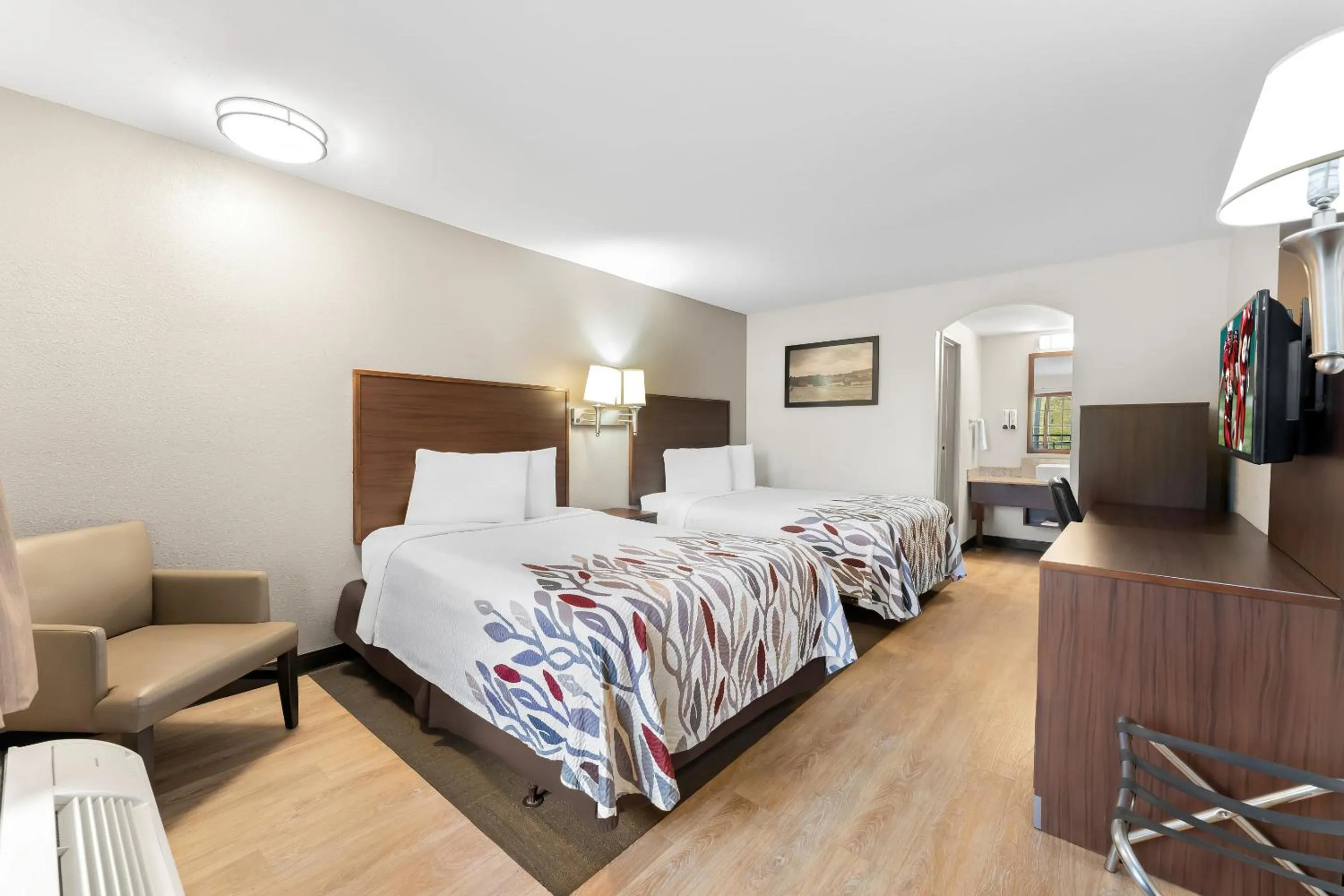 Photo of the whole room, Bed in Red Roof Inn Lancaster