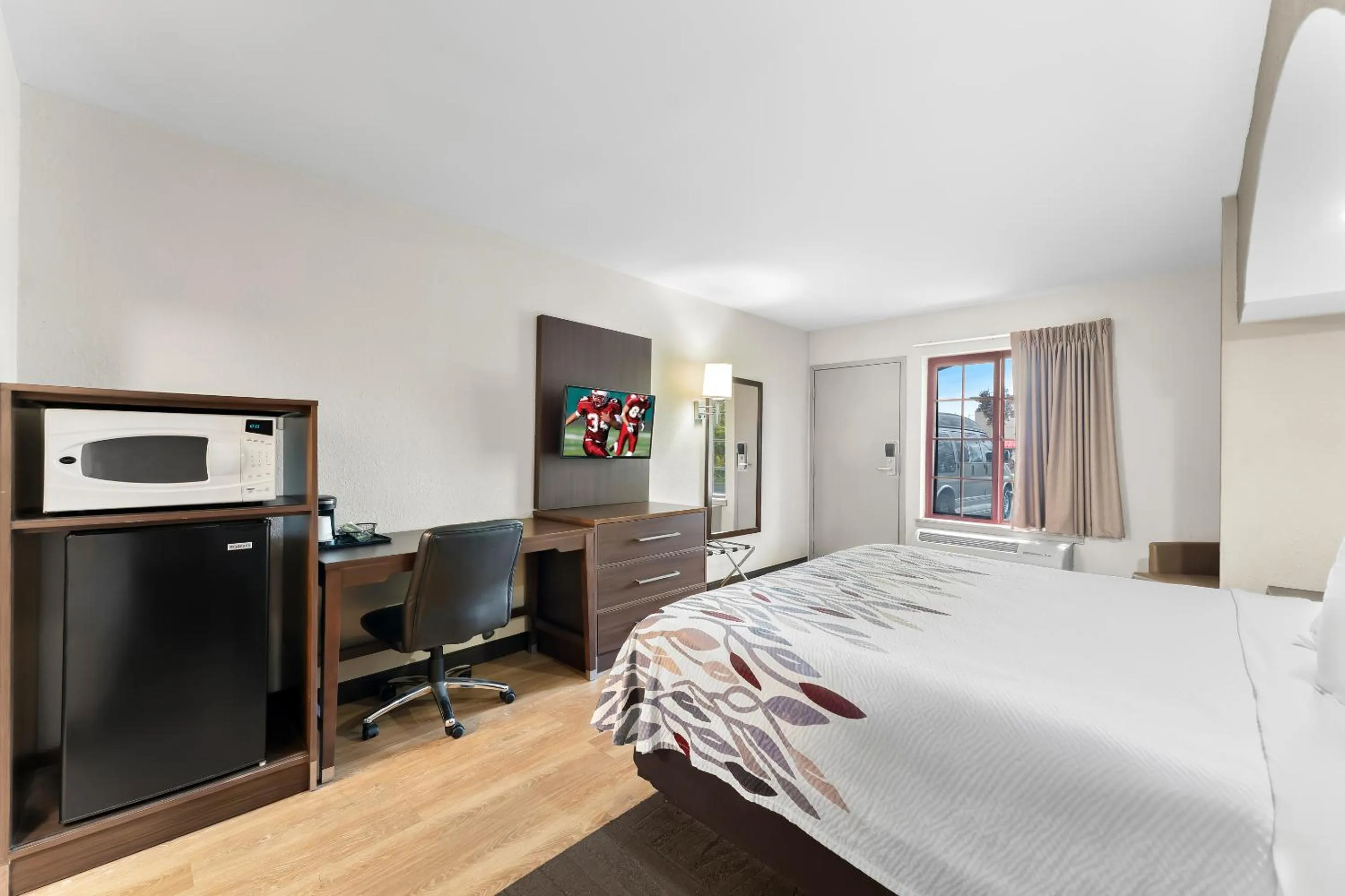 Bedroom, Bed in Red Roof Inn Lancaster