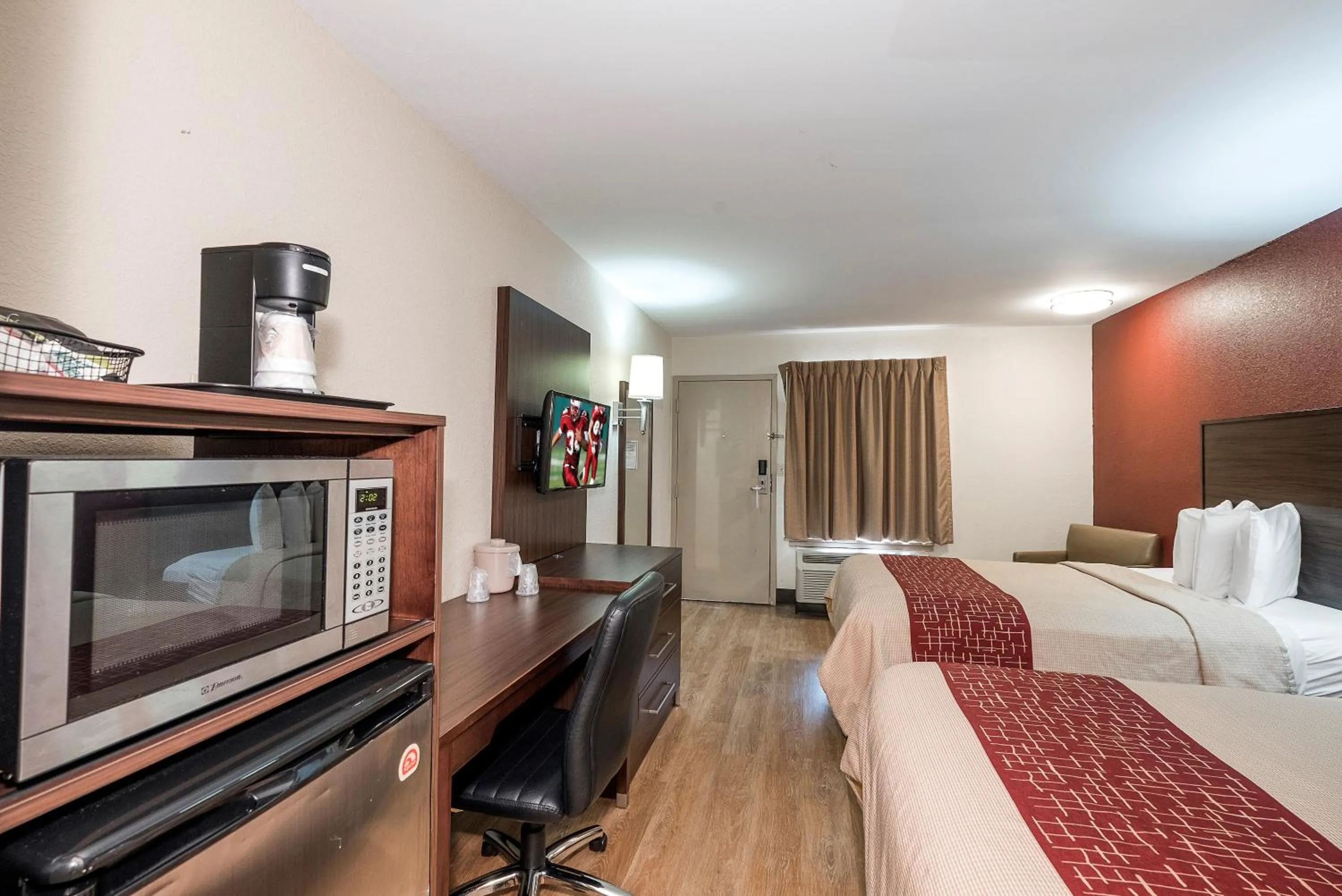 Photo of the whole room, Bed in Red Roof Inn Lancaster