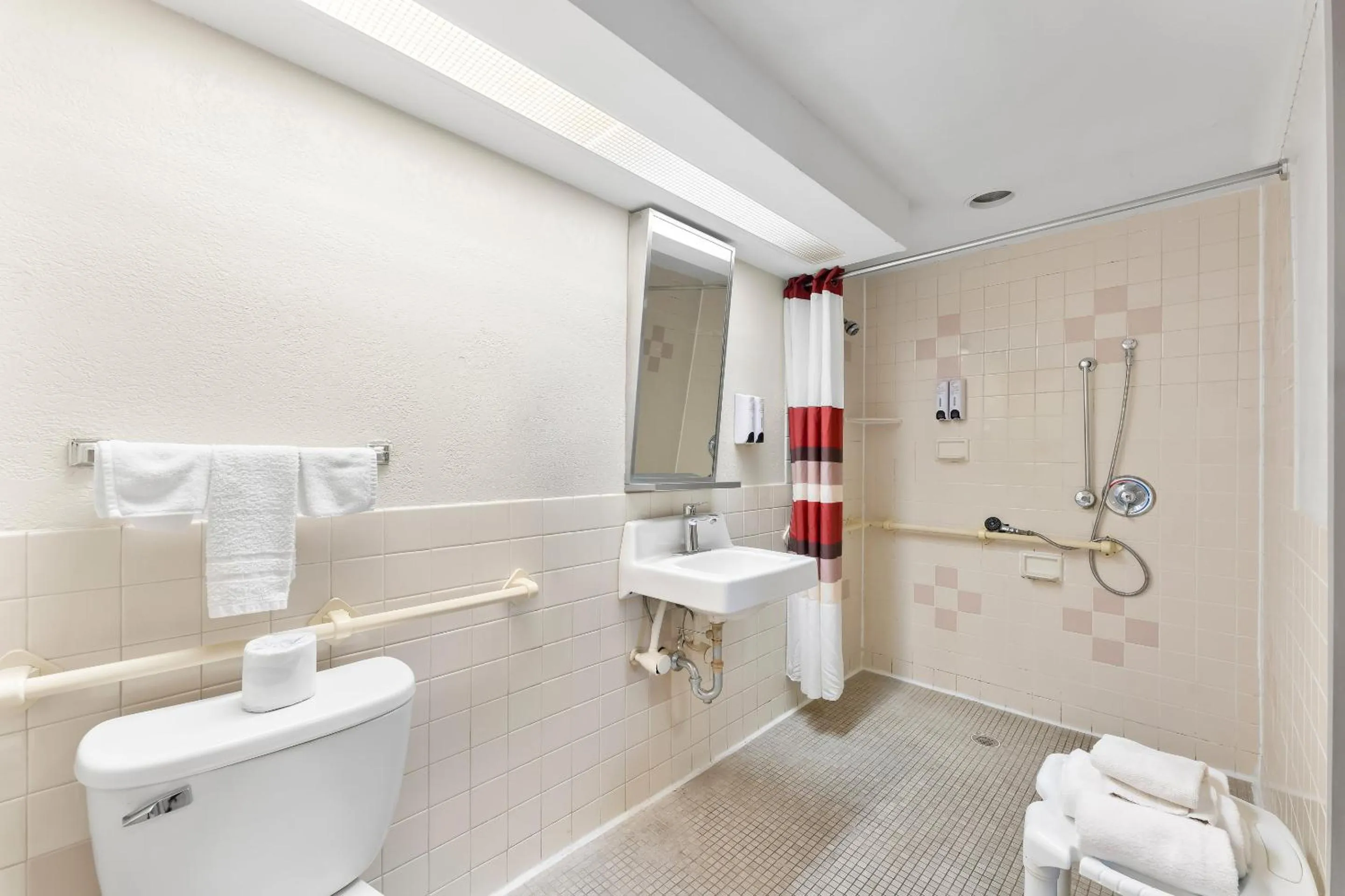 Bathroom in Red Roof Inn Lancaster