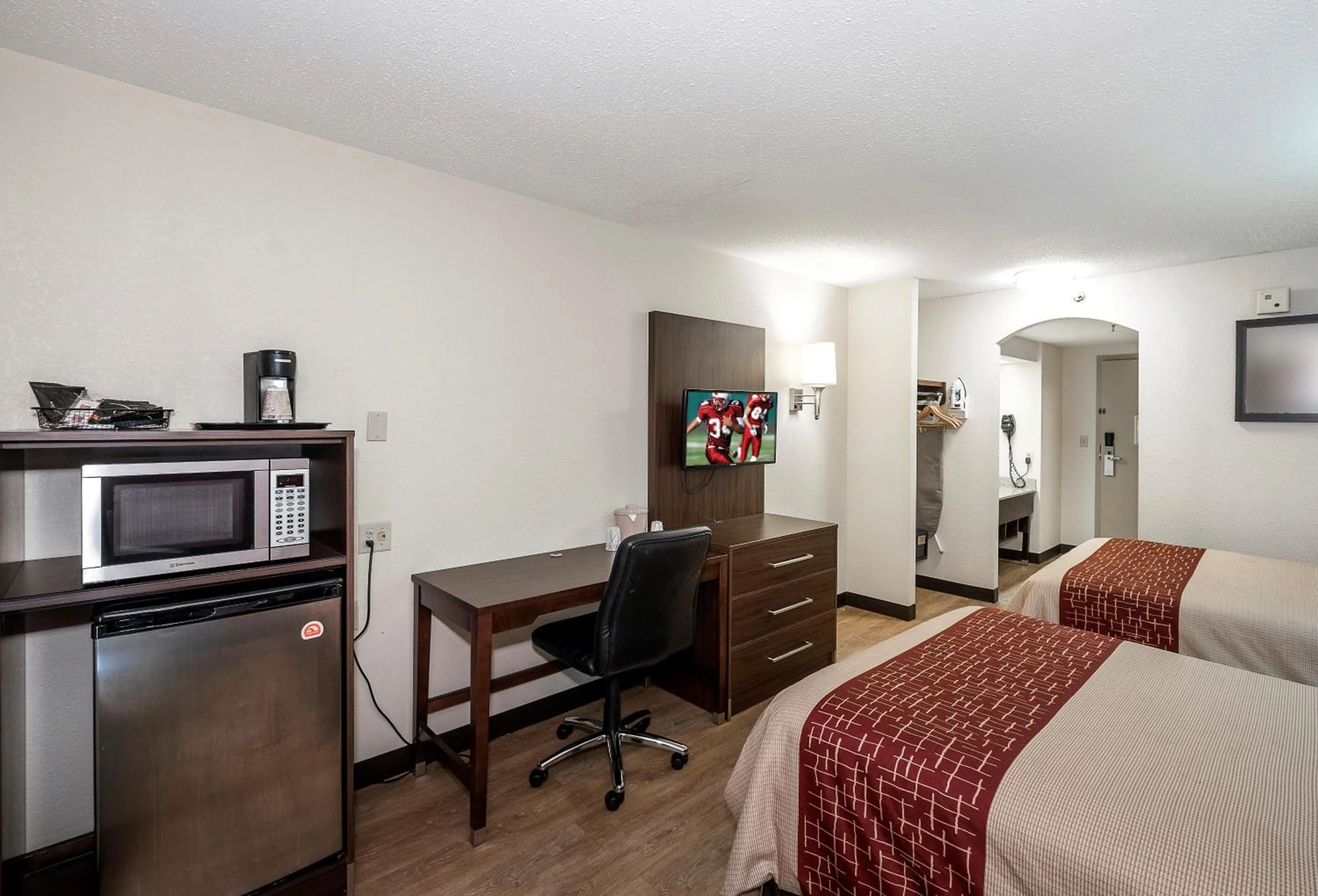 Photo of the whole room, Bed in Red Roof Inn Lancaster