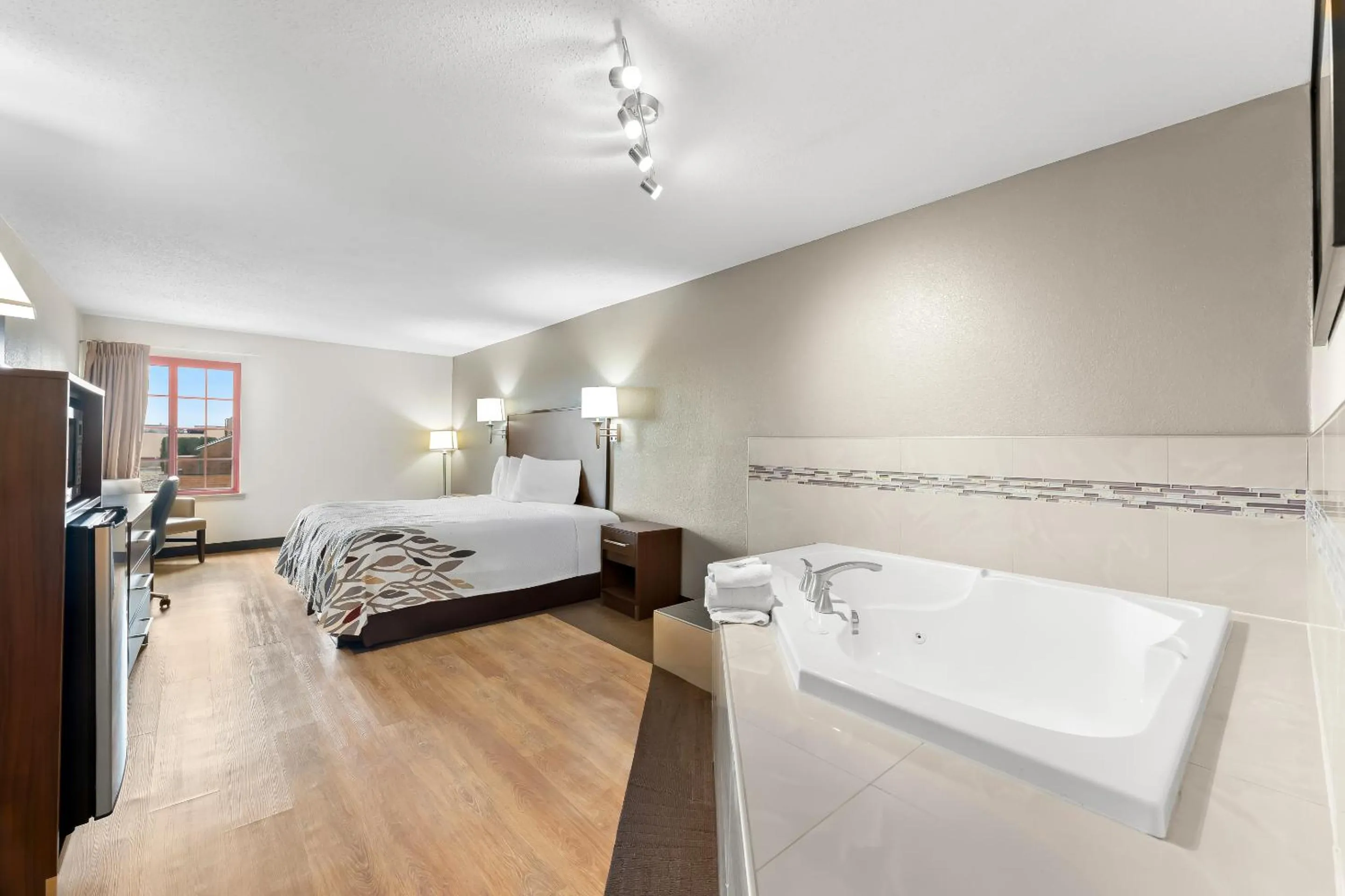 Bedroom, Bed in Red Roof Inn Lancaster